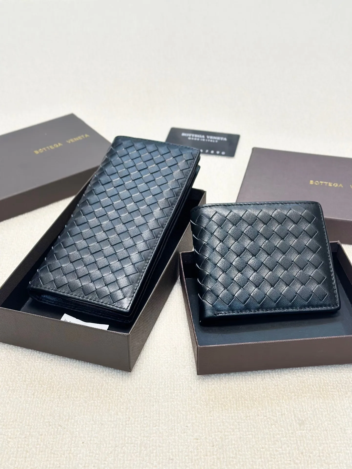 短p80长p90🎀🎀颜色 黑🎀尺寸 19x10 12x10🎀Bv专柜款升级版💕金典羊皮‮短长‬款对折🔥一比‮品一‬质里外羊皮手工‮织编‬手感超赞[得意]