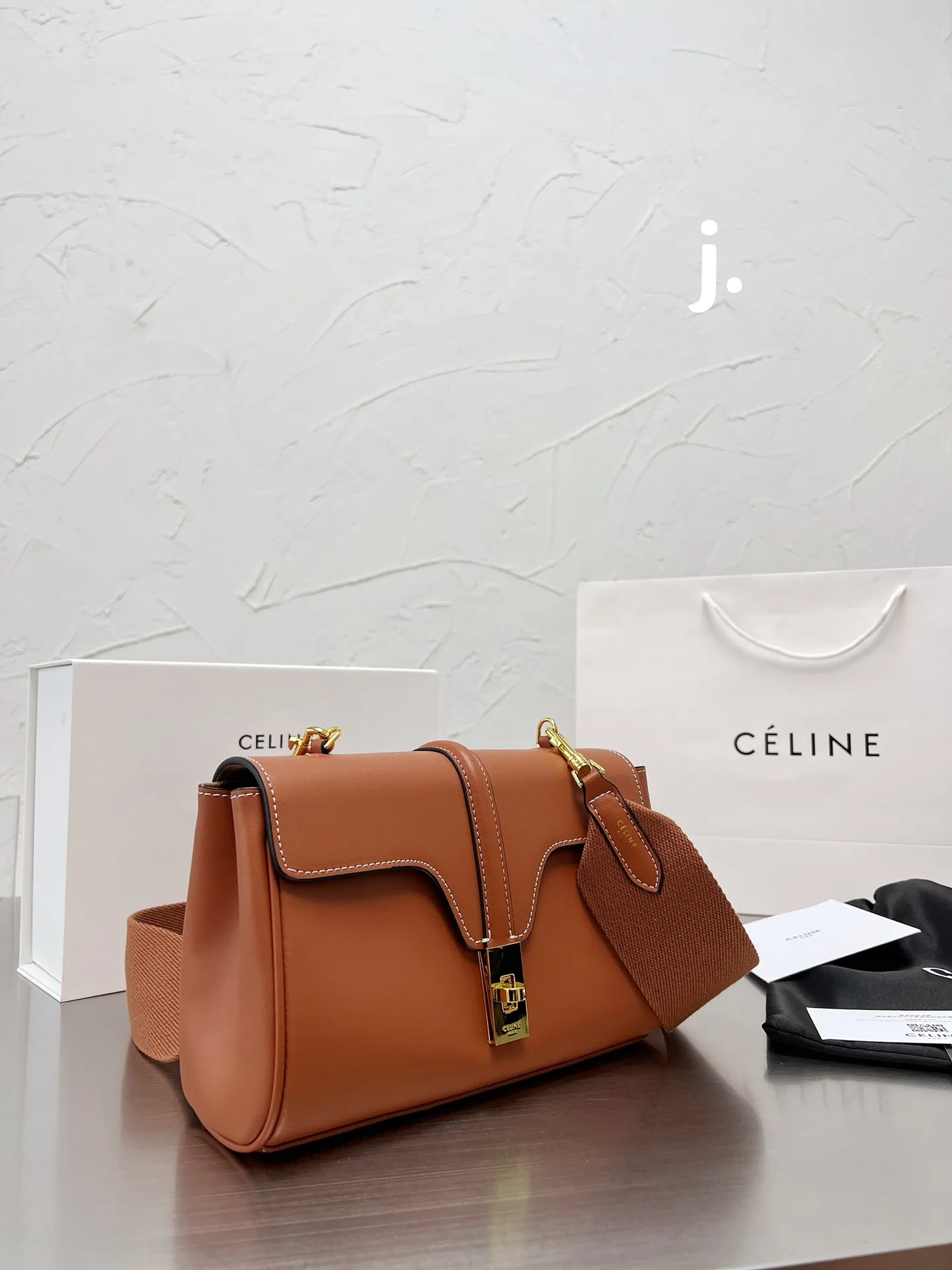 p165 Celine ｜soft 16-小号 CELINE斜挎和单肩都很好看有腔调！搭配任何衣服都非常百搭，四季可用，让你可甜可盐，今年的Celine 风潮风靡全世界，拥有这只一定让你成为全场最有话题的时髦精 尺寸 24 14 配折叠盒