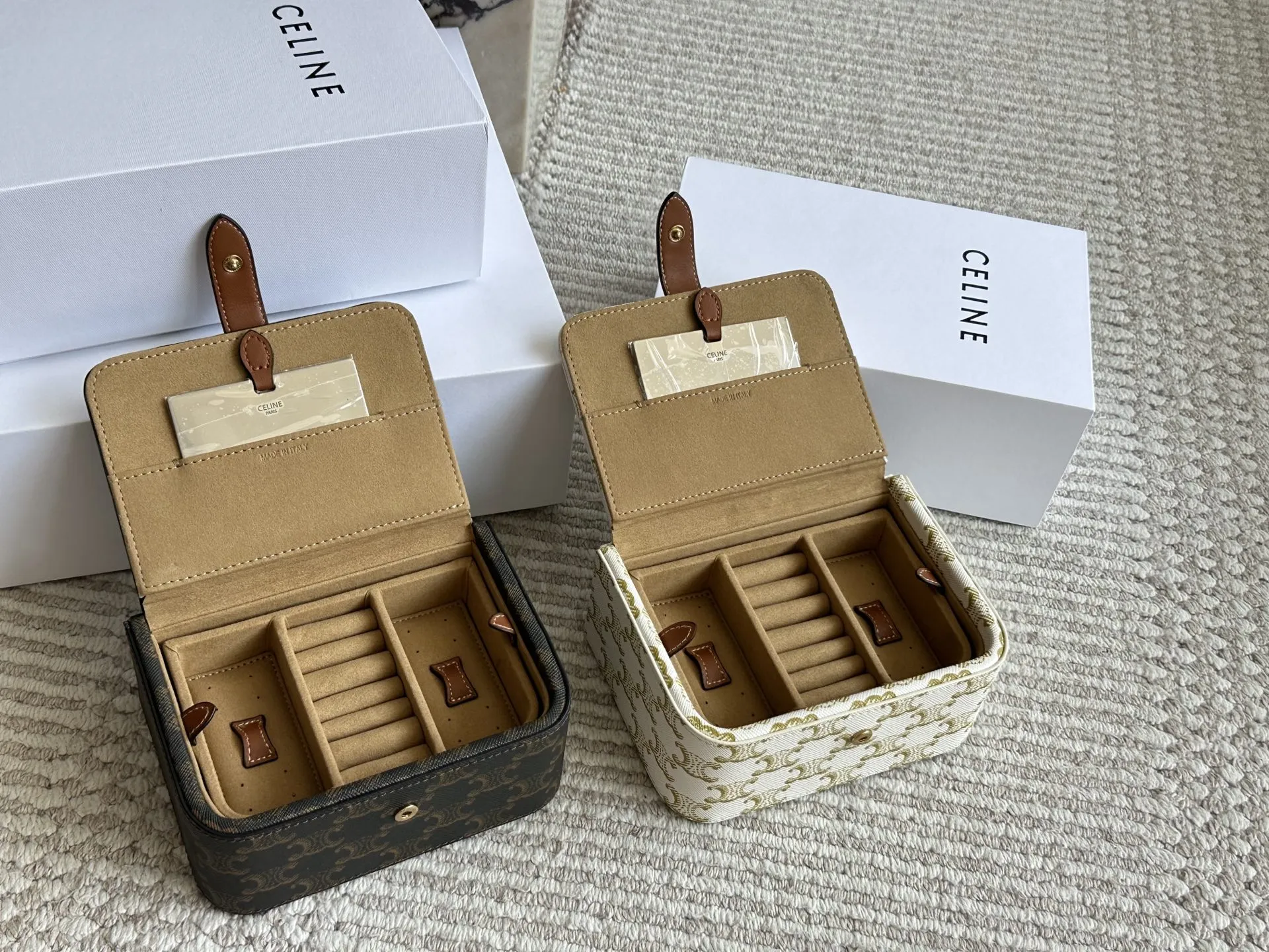 💰 330 配盒 celine的实用单品!老花首饰盒 收纳能力超级强戒指耳钉 手镯项链都有可以放的区域首饰很多也能一目了然的找到想带的款 材质我也很喜欢不是很容易积灰外面随便擦 尺寸 16 12cm
