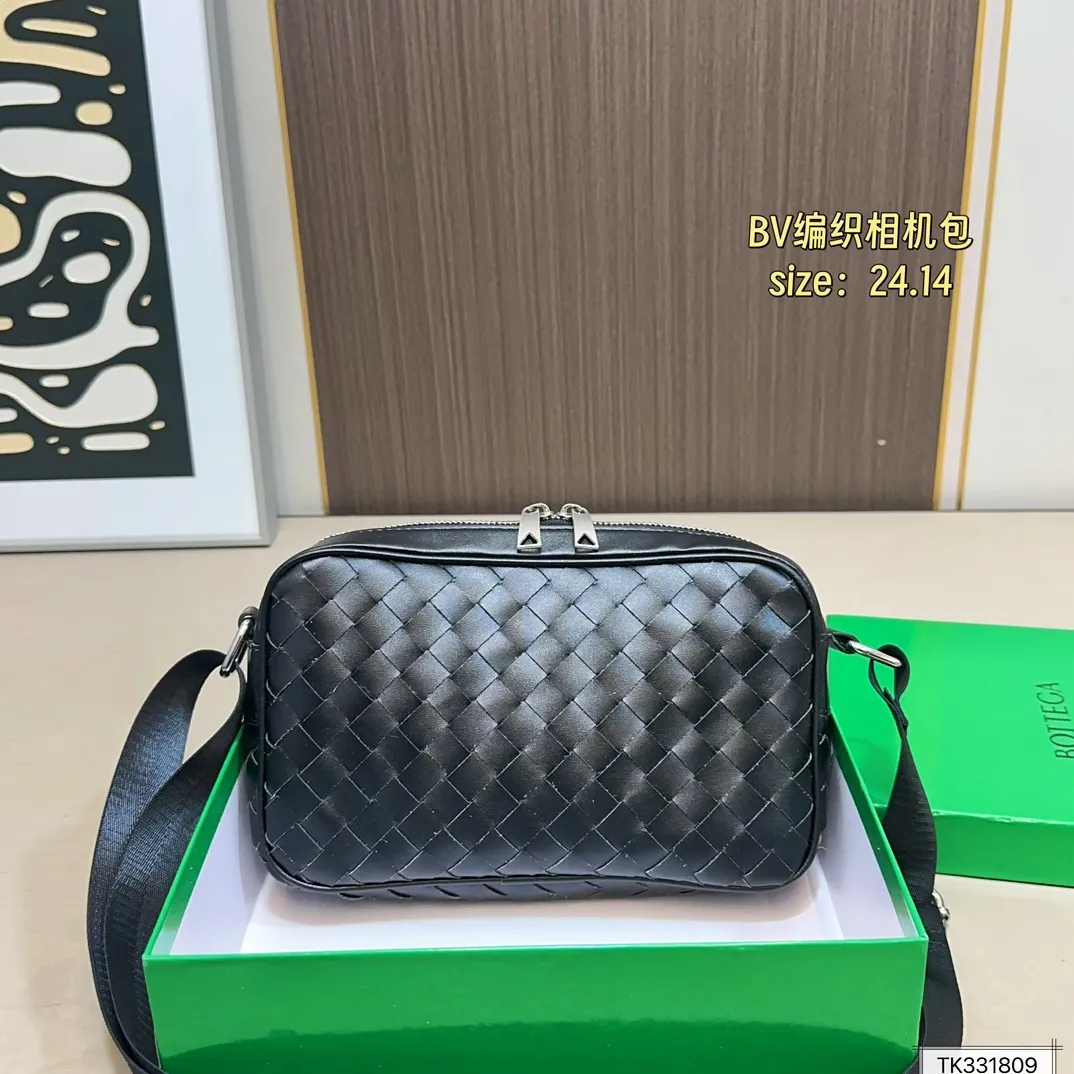 💰125（配盒） 尺寸24&times;14 BV 新款Veneta编织相机包斜挎包 简约别致，高级时髦不张扬！ 不管斜挎、单肩都是满满的造型感～ 实物皮质很软却饱满有型～ 简约大气，超级有范 男女同款
