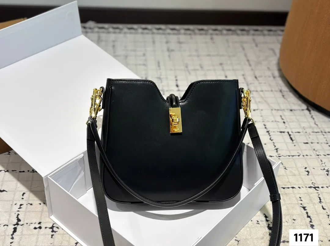 P145 配折叠盒子 Celine 赛琳水桶包 一直很喜欢小牛皮的包 经久耐看 有着高颜值的复古文艺气息🌱 尺寸:25 21.5