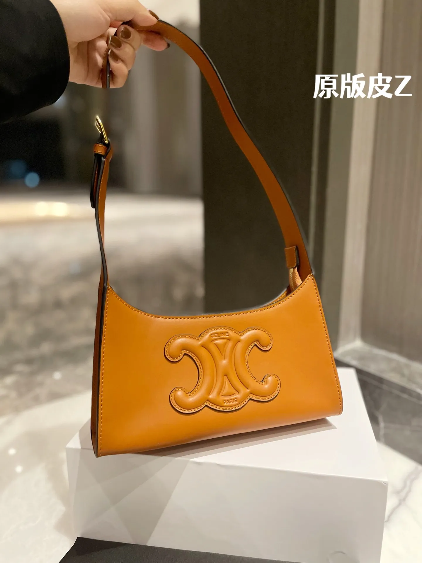 原版头层皮 P165 |Celine 牛皮 腋下包 box皮 CELINE|2022王炸凯旋门腋下包 CELINE2022的王炸包包-凯旋门腋下包,太适合夏天 了,掐指一算又是这一季的断货爆款!一身黑色系搭配这 个黑金凯旋门也毫不逊色,抛光小牛皮的光泽感,会有 Bling Bling的反光点 ◆太喜欢 CELINE这一季的单品了,简直 就是贝拉本拉!这个小包包真的是可盐可甜!暗黑风,辣 妹风的小姐姐也可尝试 夏天穿一个Zaa小背心配上这个包包出门!就很无敌尺寸21 11cm 配折叠礼盒
