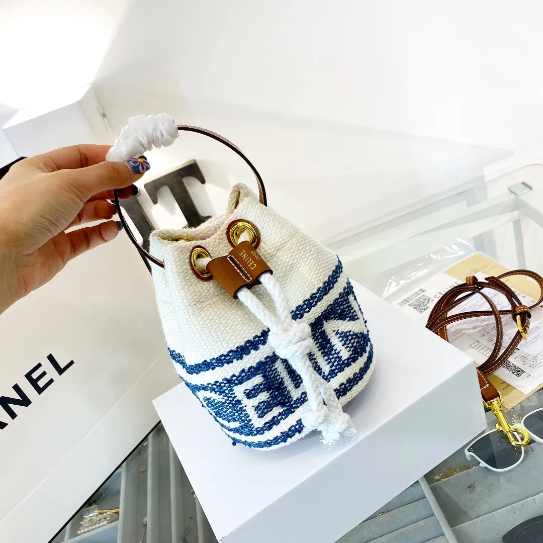 p155折叠礼盒包装🎁 Celine赛琳 新款水桶，复古编织水桶包 潮人们背的最多的包包大概就是这款 单肩、斜跨都不是问题，有种慵慵懒懒的街头风J-108尺寸 15.15.18