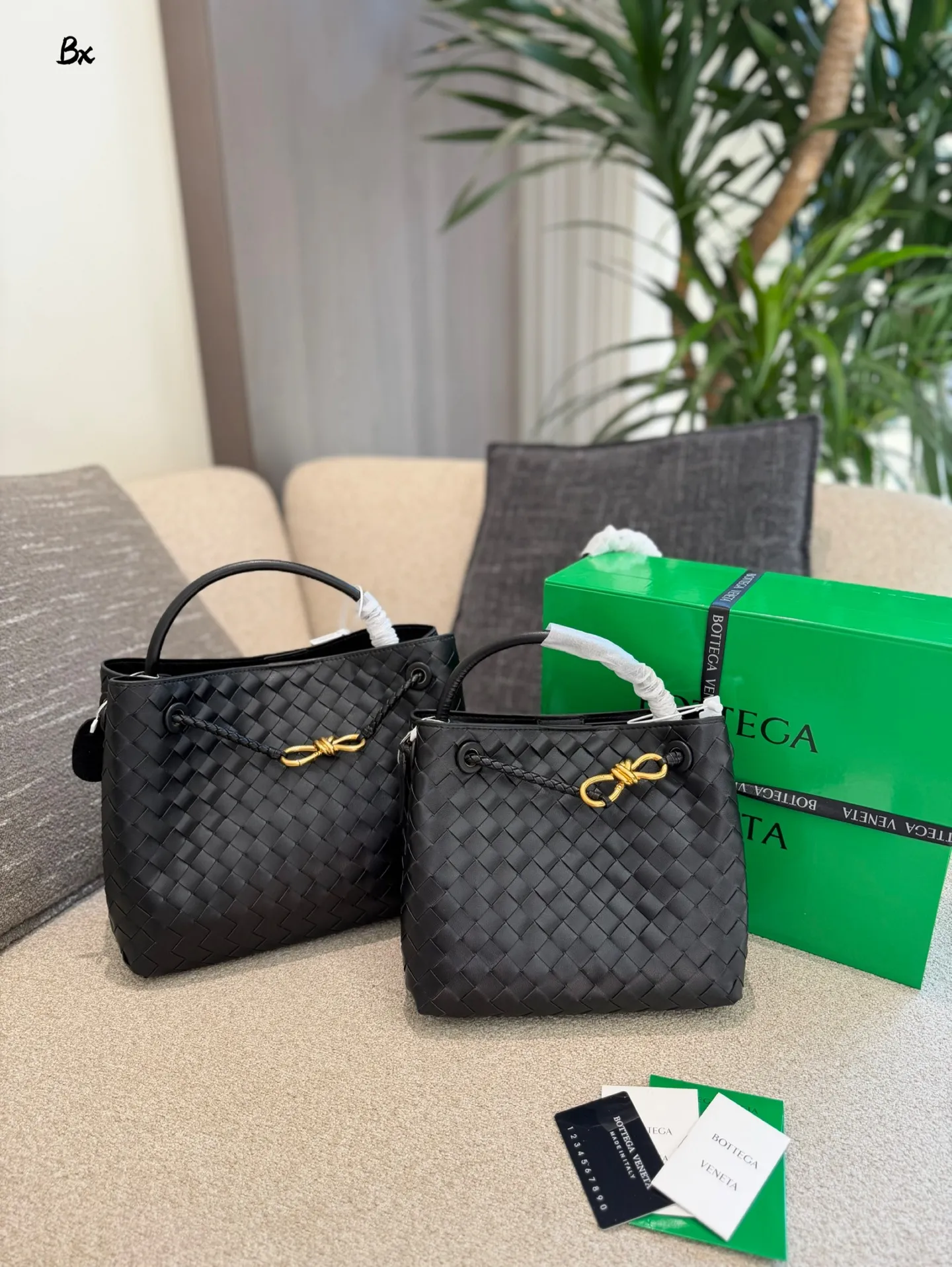 p235p255 BV Andiamo巴罗洛手袋 🍷Bottega Veneta Andiamo系列手袋,巴罗洛酒红色超有质感,Nappa小羊皮+Intrecciato编织工艺,触感柔软细腻,纹理超美!金属绳结锁扣可调节,单肩、手拎、斜挎都OK,通勤日常都能用👜。小号&中号容量适中,实用又时髦,酒红色优雅复古,秋冬搭配超出片,是都市女生必入的高端手袋✨。25cm30cm配盒子