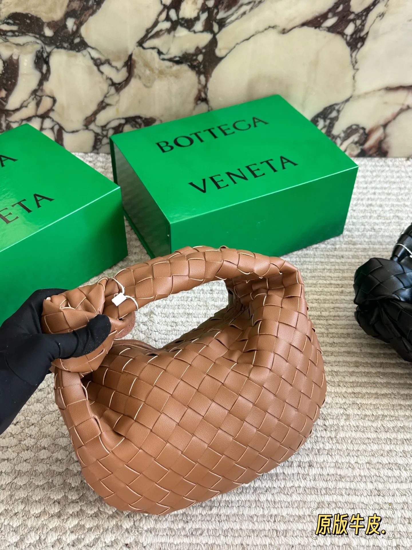 牛皮💰240 配盒 size:25 15cm BV 新款云朵包 迷恋老钱风随意又慵懒的感觉 牛批皮质 牛皮 柔软容量超大手拎大小感觉很合适