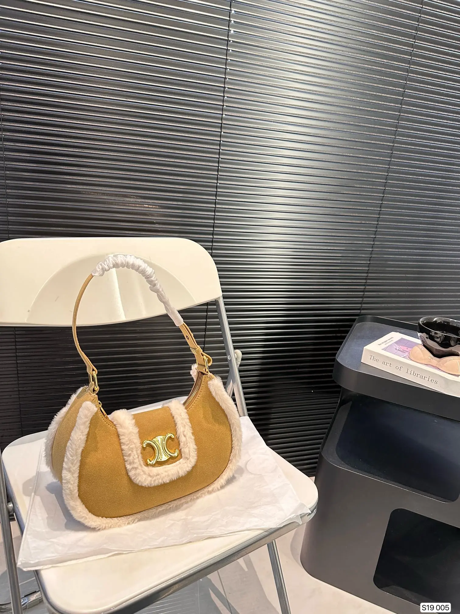 P145 赛琳秋冬限定|毛茸茸的celine腋下包 celine这次的新品我很满意这只毛茸茸的托特真的很可爱,在秋叶飘零的时候背上有多应景了秋冬氛围感直接拿捏!尺寸:26 14 货号005