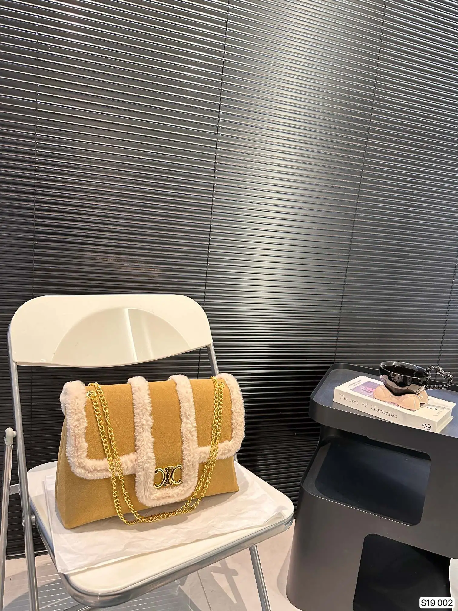 P145 赛琳秋冬限定|毛茸茸的celine链条包 celine这次的新品我很满意这只毛茸茸的托特真的很可爱,在秋叶飘零的时候背上有多应景了秋冬氛围感直接拿捏!尺寸:32 23 货号002