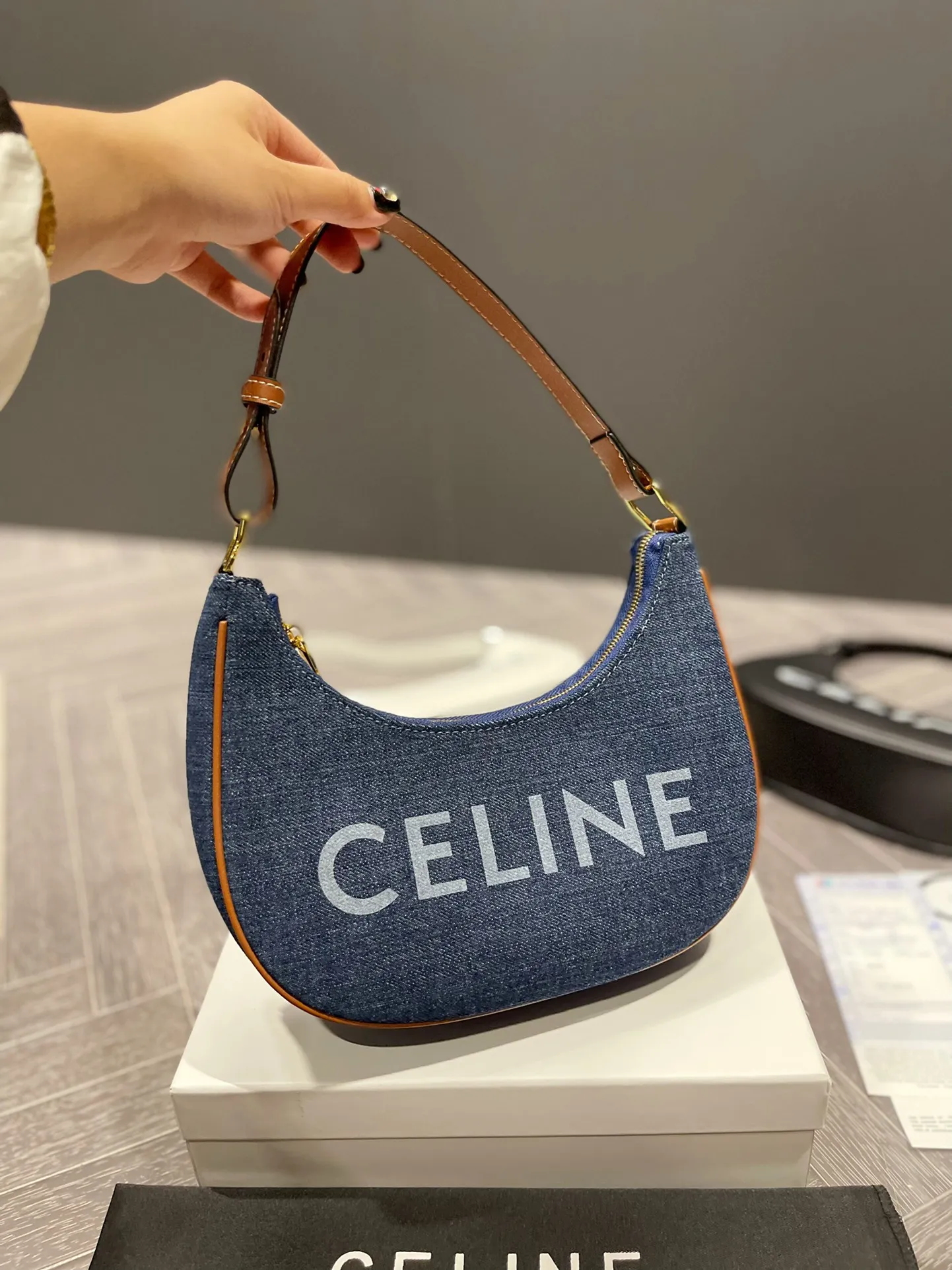 P110 Celine新款腋下包百搭休闲爱惨了~ CELINE这几天入的Celine包包们,不得不说这款白色腋下包也太好看了吧~简简单单的白色配logo字母真的非常任意门和什么衣服都好配不管深色还是淡色秋冬还是春夏搭配起来都是毫无违和感的 除了好搭配容量也是非常大之前用过老花腋下的宝宝应该.都知道钱包手机都是妥妥塞的下还松动有余动25 13cm