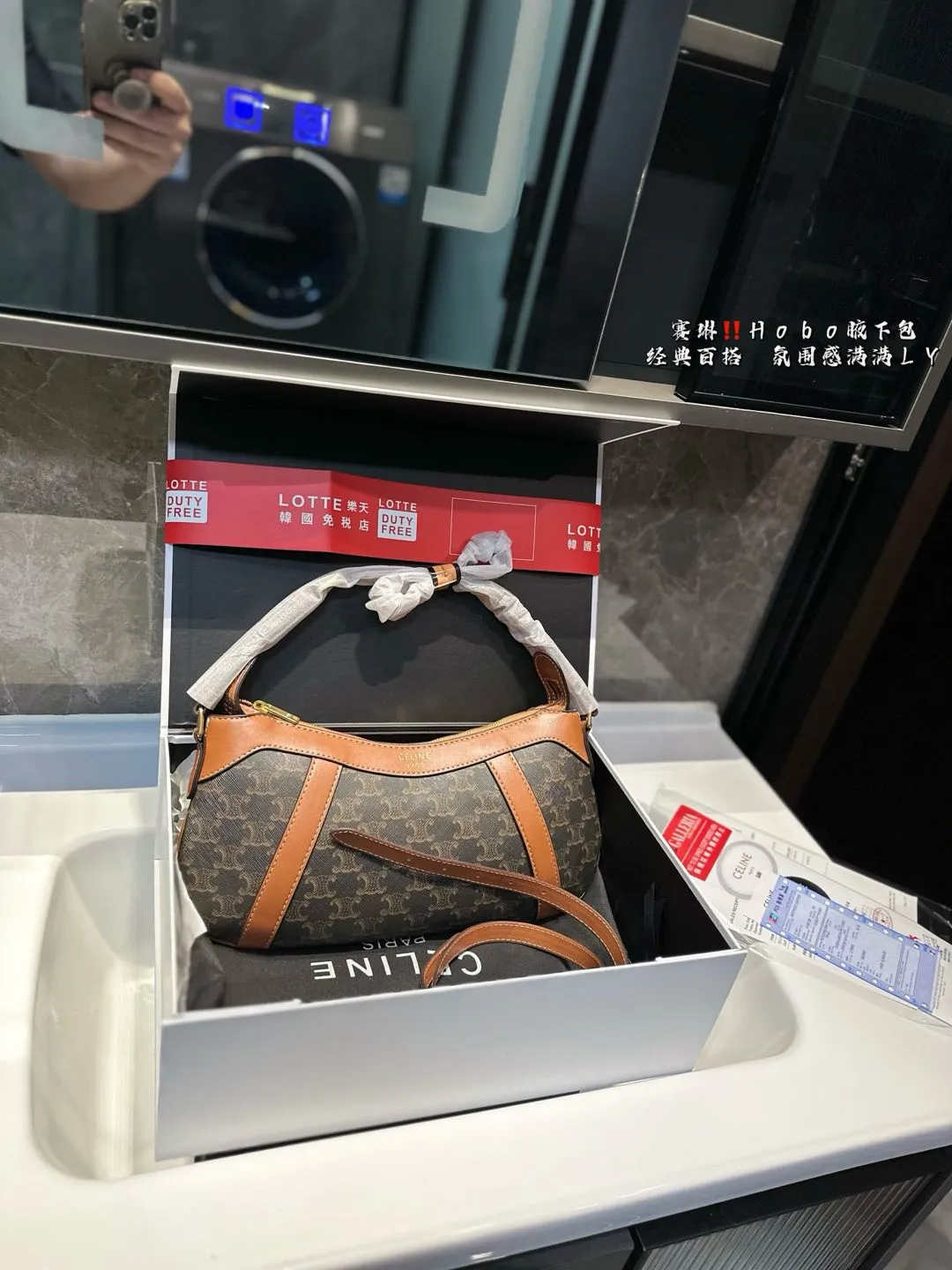 ❤️P150(礼盒包装)❤️ 赛琳 Hobo 腋下包 CELINE新款老花条纹Hobo手袋 🤩经典的老花图案搭配条纹设计,独特又时髦,轻松打造出优雅又摩登的氛围💫。Hobo包型设计既时尚又实用,适合日常出街、上班或周末旅行,随时随地都能让你变身焦点🔥。Hobo设计,宽大实用,可以装下日常必需品,肩背舒适,完美应对任何场合。💖 ⚠️尺寸33.26