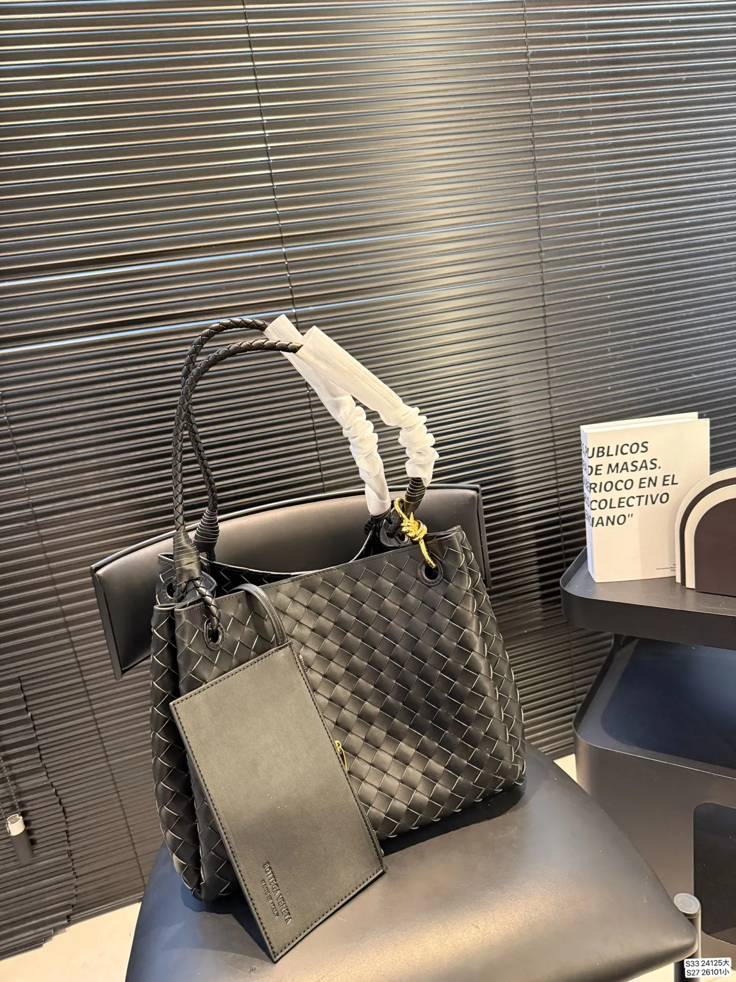 大号P215 小号P185 BV的降落伞Parachute,编织的工艺自然且优美,皮质交叉编织出的纹路和背带处的金属编织设计,既原始又摩登,轻松拿捏美拉德穿搭的帅气🤏 尺寸大32 28 小21 16 货号大24125 小26101