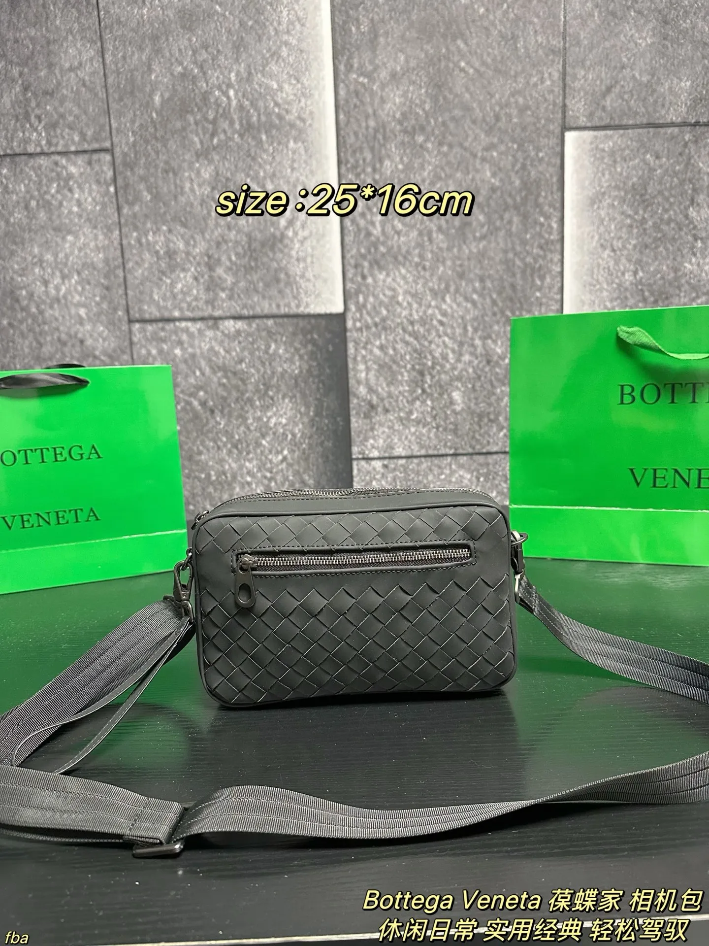 P135配盒 Bottega Veneta 葆蝶家 相机包 方正的相机包造型,配有前置拉链小袋与主仓拉链开合,内部含拉链暗袋/帆布隔层,可容纳手机、钱包、平板等日常小物;搭配可调节尼龙肩带,支持单肩、斜挎两种背法。整体简约无明显logo,黑色编织纹理低调奢华,适配商务、休闲、日常出行等多种场景,是BV男士包袋中兼具实用性与品牌辨识度的经典款 尺寸:25*16cm