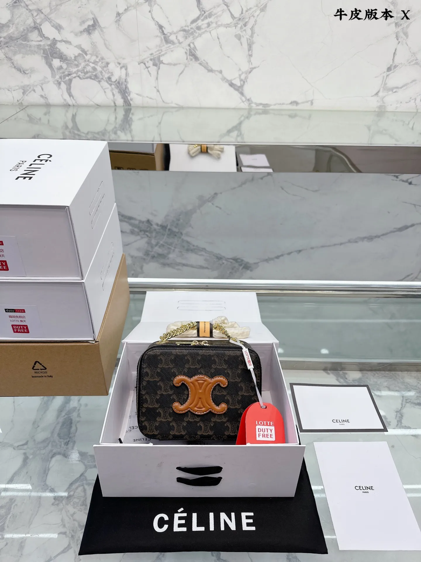 牛皮版本 p120 Celine新款Box 小方包 CELINE这几天入的Celine包包们,不得不说这款腋下包也太好看了吧~什么衣服都好配不管深色还是淡色秋冬还是春夏搭配起来都是毫无违和感的 除了好搭配容量也是非常大之前用过老花腋下的宝宝应该.都知道钱包手机都是妥妥塞的下还松动有余动17 13cm