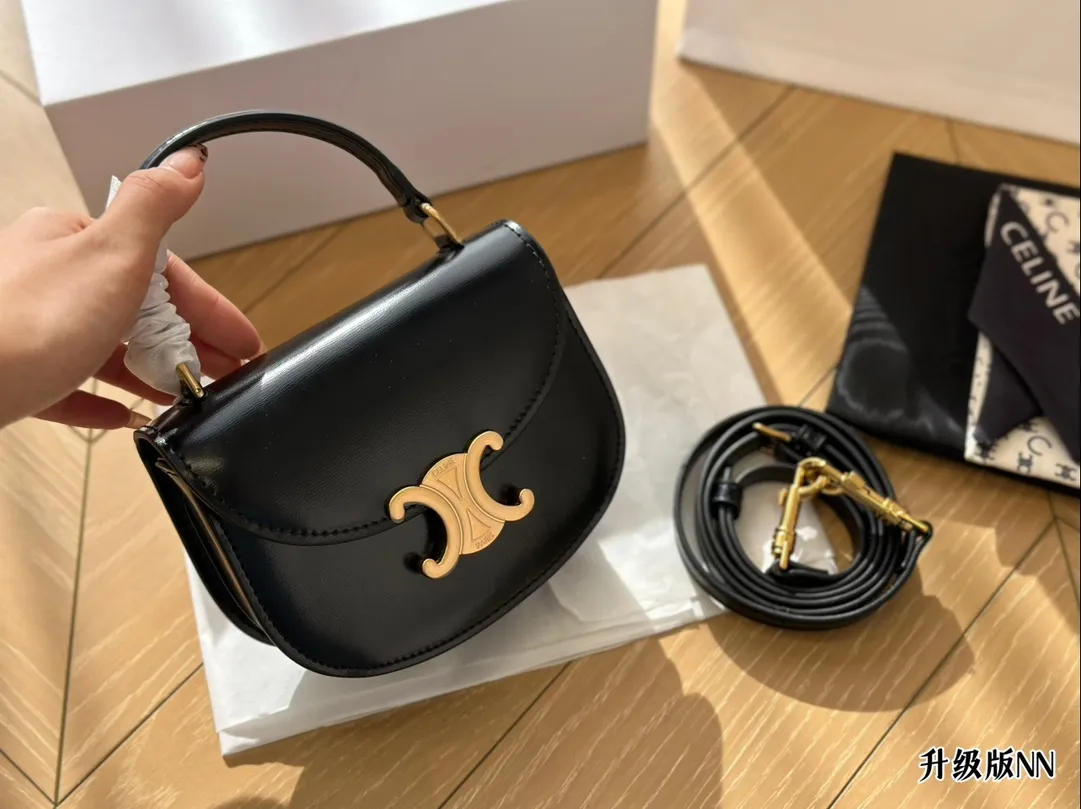 &yen;180配盒 LISA同款可爱手提小包一枚！ CELINE BESACE TRIOMPHE太太太太可爱啦！可盐可甜！虽然放不下手机但是可以装下你的其他东西鸭！尺寸15*12