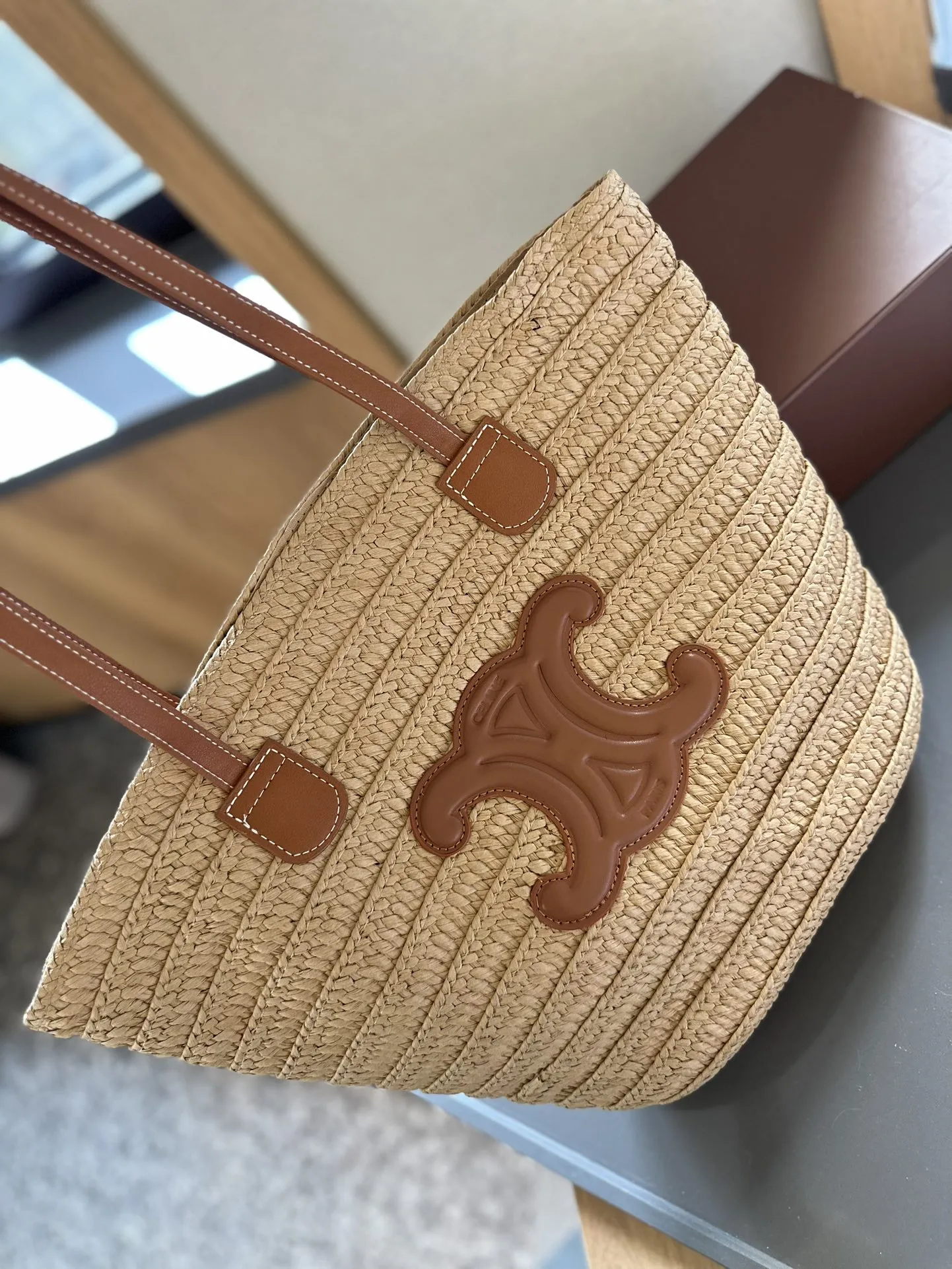 p110 Celine菜篮子草编包度假拍照太应景自思琳 Celine celine草编包菜篮子2020草编包天生就是绝配这款包采用摩洛哥特有的拉菲亚树纤维纯手工编织打造 手挽跟logo是自然色小牛皮干净利落大方 度假 背上它太适合不过了 尺寸 22cm