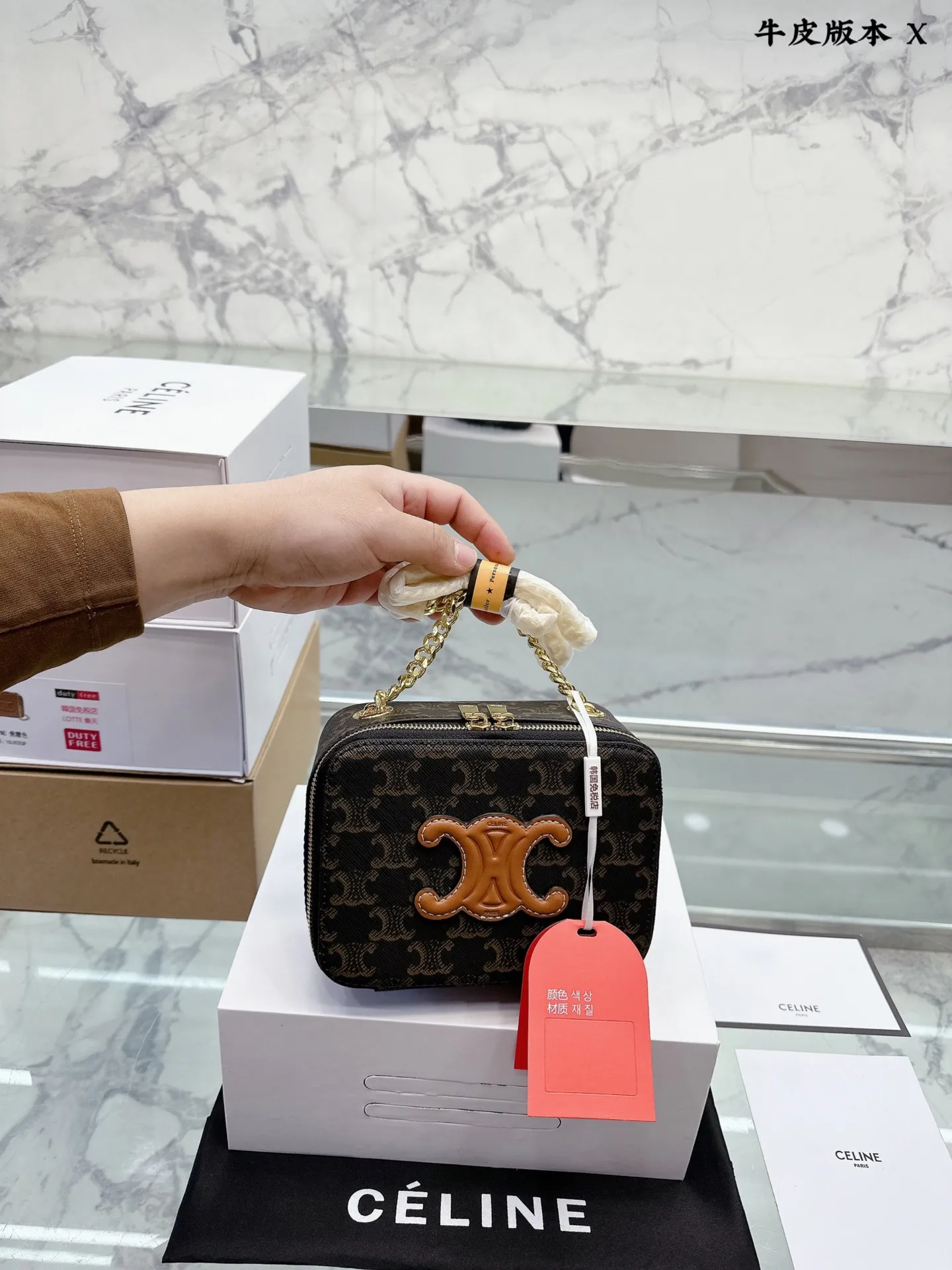 牛皮版本 p120 Celine新款Box 小方包 CELINE这几天入的Celine包包们,不得不说这款腋下包也太好看了吧~什么衣服都好配不管深色还是淡色秋冬还是春夏搭配起来都是毫无违和感的 除了好搭配容量也是非常大之前用过老花腋下的宝宝应该.都知道钱包手机都是妥妥塞的下还松动有余动17 13cm