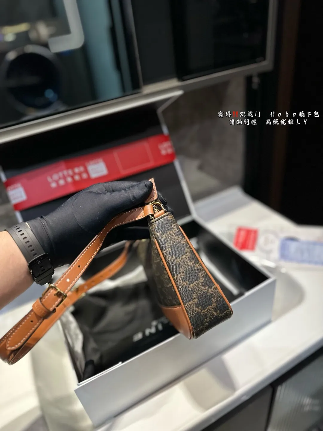 ❤️P140(礼盒包装)❤️ 赛琳 凯旋门 Hobo腋下包 CELINECELINE经典配色永恒百搭,质感五金精致加分 容量恰到好处,手机、口红、小钱包等日常小物都能有序收纳。肩带长度舒适,背在腋下尽显慵懒随性⚠️尺寸24.16