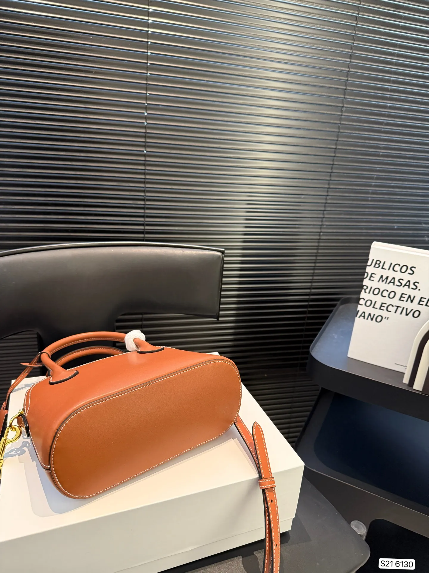 P155 配折叠盒子 赛琳贝壳 CELINE| 限定特别款来袭 全新的包型 可手提也可以斜挎肩背 是本季的老花限定特定款哦!! 超有气质的一款~ 尺寸:21.5 18 货号6130