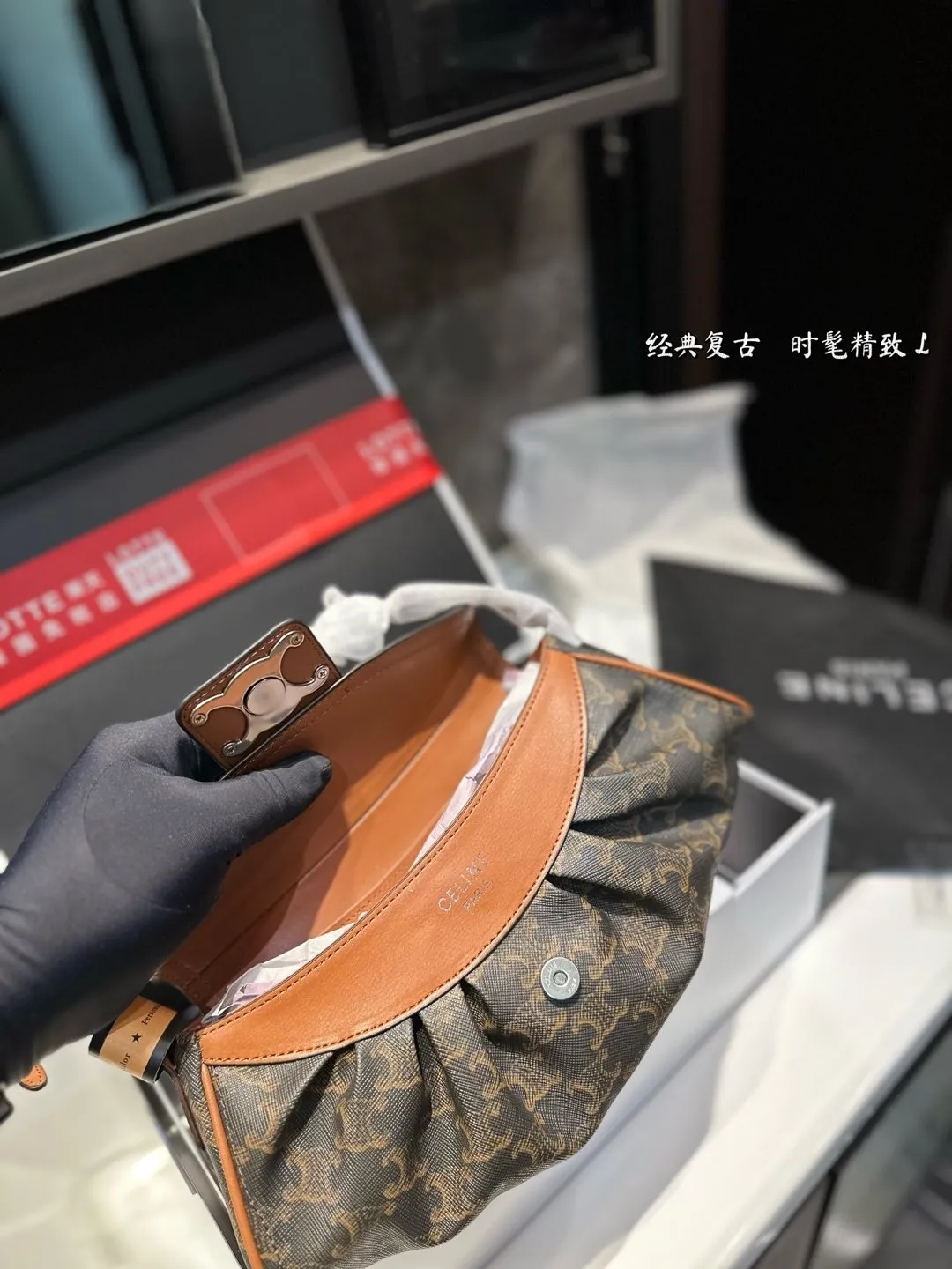 ❤️P145(礼盒包装)❤️ 赛琳 凯旋门腋下包 时髦拿捏住啦 不显老气好好搭啊 而旦貌美气质加成好高的呀~ 爱死了这份从容优雅⚠️尺寸27.11