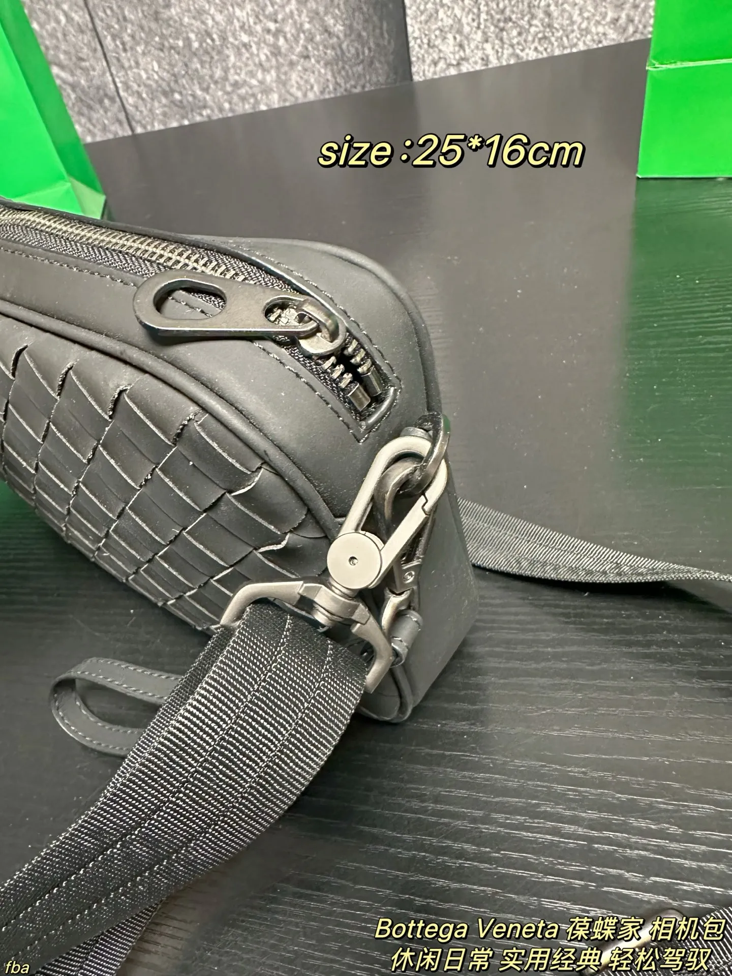 P135配盒 Bottega Veneta 葆蝶家 相机包 方正的相机包造型,配有前置拉链小袋与主仓拉链开合,内部含拉链暗袋/帆布隔层,可容纳手机、钱包、平板等日常小物;搭配可调节尼龙肩带,支持单肩、斜挎两种背法。整体简约无明显logo,黑色编织纹理低调奢华,适配商务、休闲、日常出行等多种场景,是BV男士包袋中兼具实用性与品牌辨识度的经典款 尺寸:25*16cm
