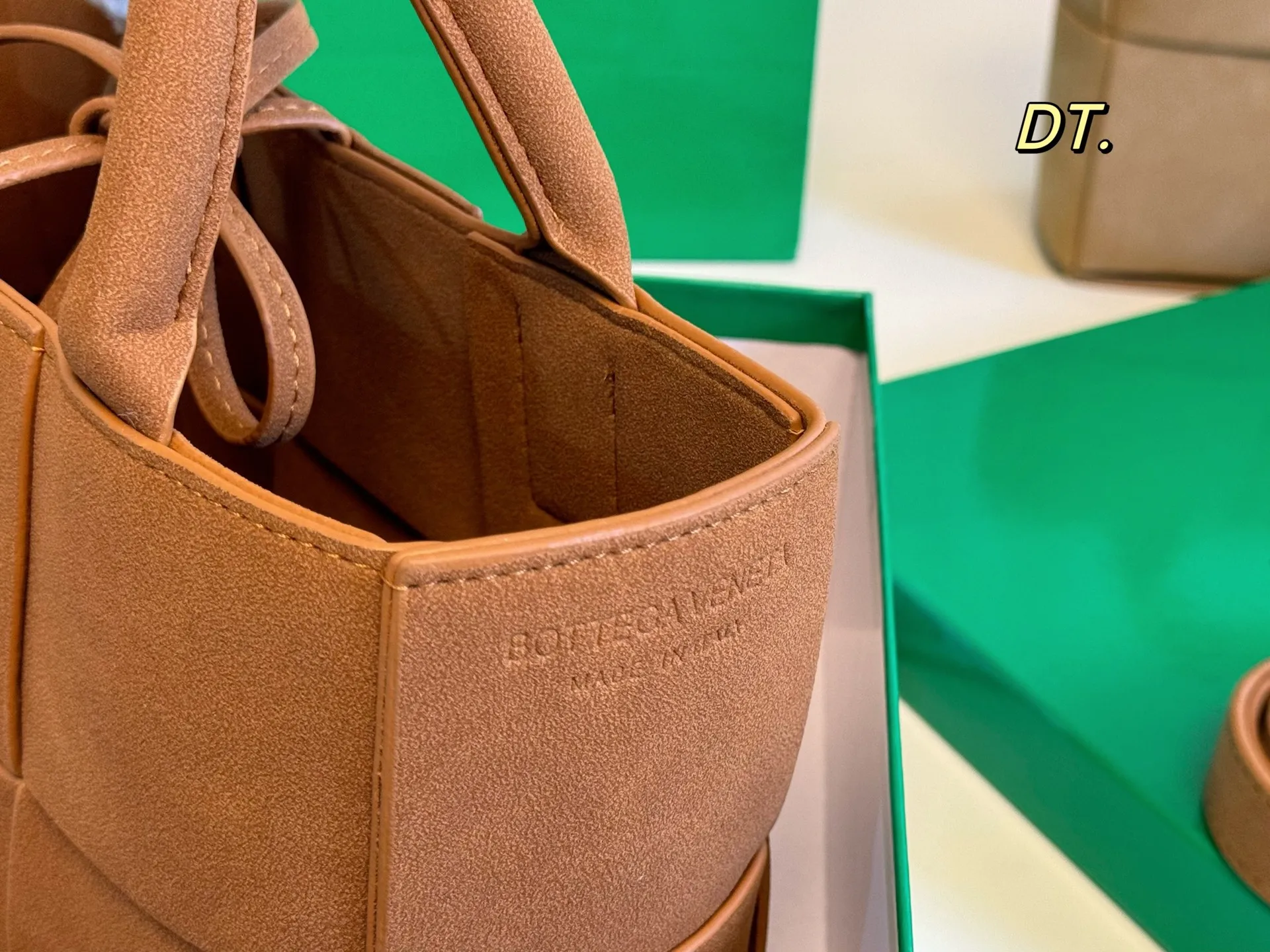 P150（配盒） size：24&times;17 BV cassettes新款麂皮绒托特包💕 简约别致，艺术感超强！ 时髦与休闲的完美碰撞💥 内置零钱袋，轻松舒适！ 低调又奢华的一款单品！