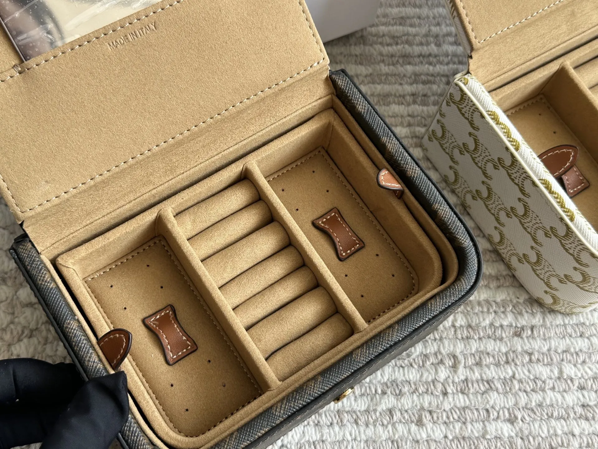 💰 330 配盒 celine的实用单品!老花首饰盒 收纳能力超级强戒指耳钉 手镯项链都有可以放的区域首饰很多也能一目了然的找到想带的款 材质我也很喜欢不是很容易积灰外面随便擦 尺寸 16 12cm