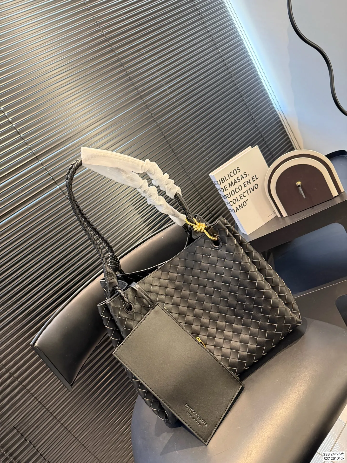 大号P215 小号P185 BV的降落伞Parachute,编织的工艺自然且优美,皮质交叉编织出的纹路和背带处的金属编织设计,既原始又摩登,轻松拿捏美拉德穿搭的帅气🤏 尺寸大32 28 小21 16 货号大24125 小26101