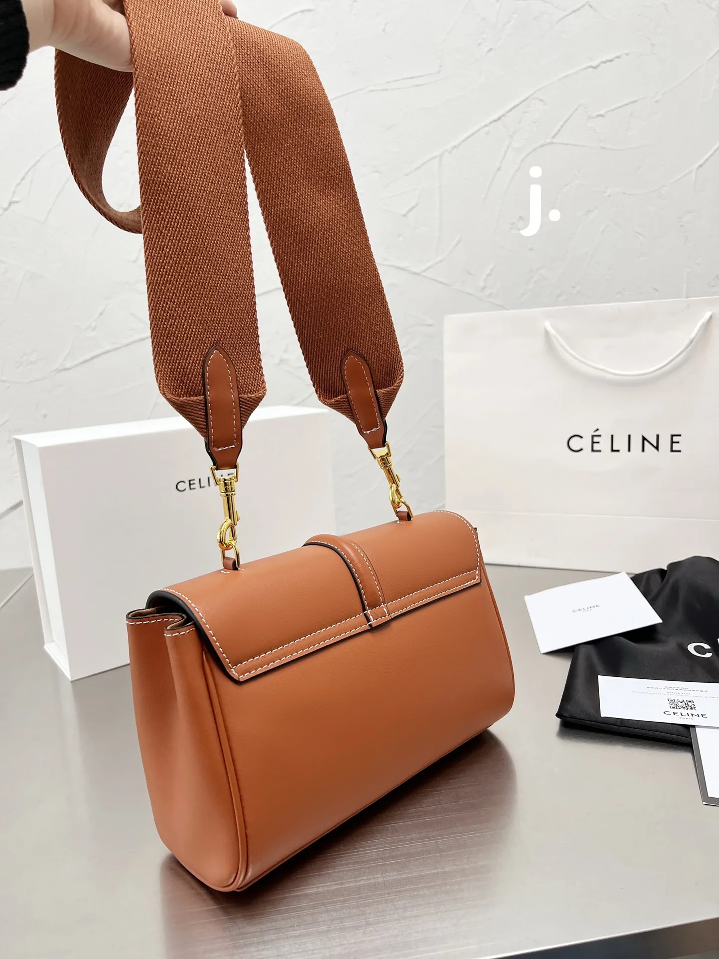 p165 Celine |soft 16-小号 CELINE斜挎和单肩都很好看有腔调!搭配任何衣服都非常百搭,四季可用,让你可甜可盐,今年的Celine 风潮风靡全世界,拥有这只一定让你成为全场最有话题的时髦精 尺寸 24 14 配折叠盒