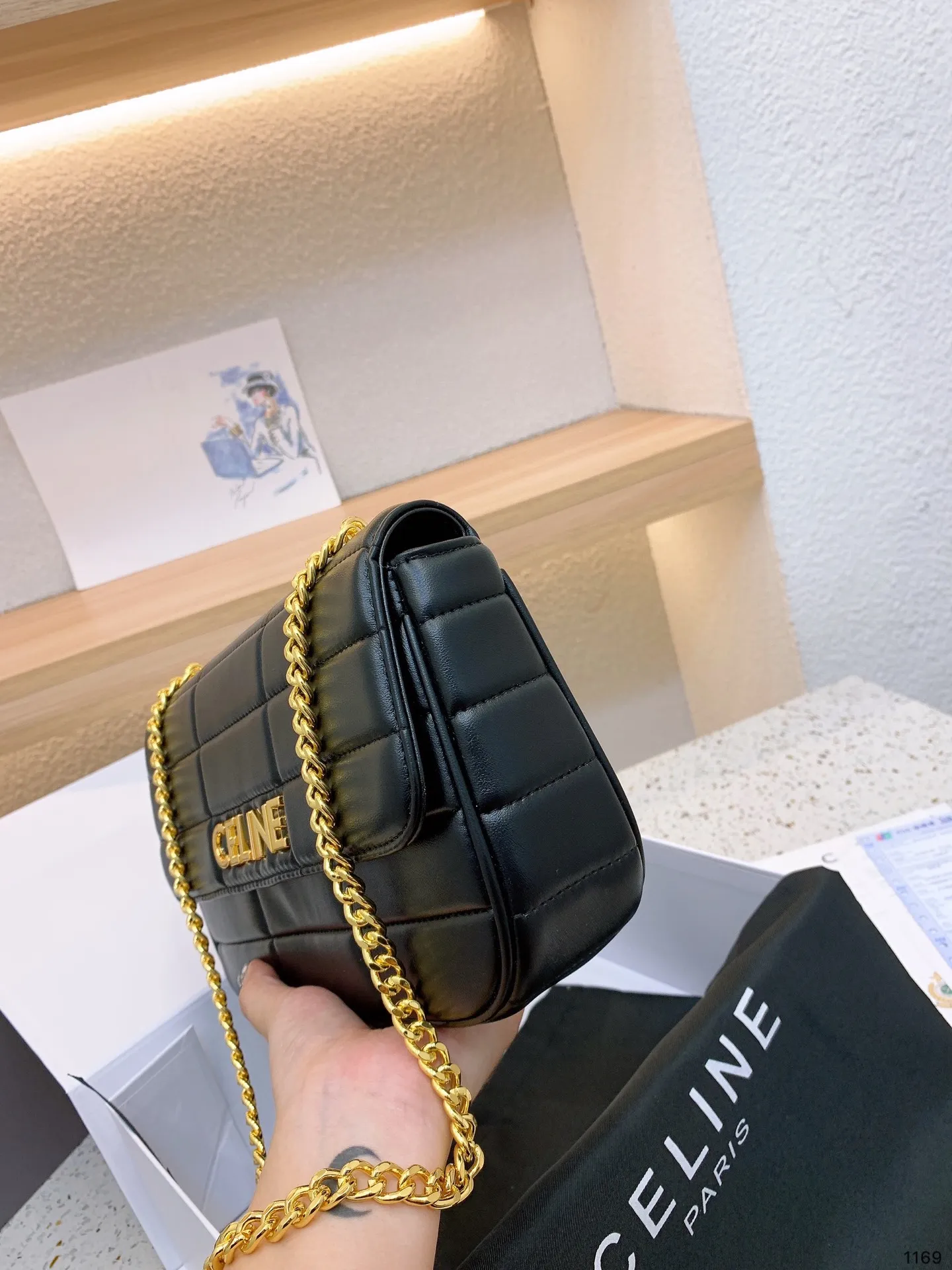 P140 Celine新款腋下包百搭休闲爱惨了~ CELINE这几天入的Celine包包们,不得不说这款白色腋下包也太好看了吧~简简单单的白色配logo字母真的非常任意门和什么衣服都好配不管深色还是淡色秋冬还是春夏搭配起来都是毫无违和感的 除了好搭配容量也是非常大之前用过老花腋下的宝宝应该.都知道钱包手机都是妥妥塞的下还松动有余动27 16cm 配礼盒