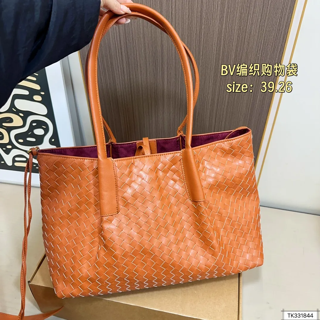 💰160 BV编织购物袋 bv 编织购物袋它是这一季中性价比+实用性最棒的一只包包!内置小包!容量非常 尺寸39.26