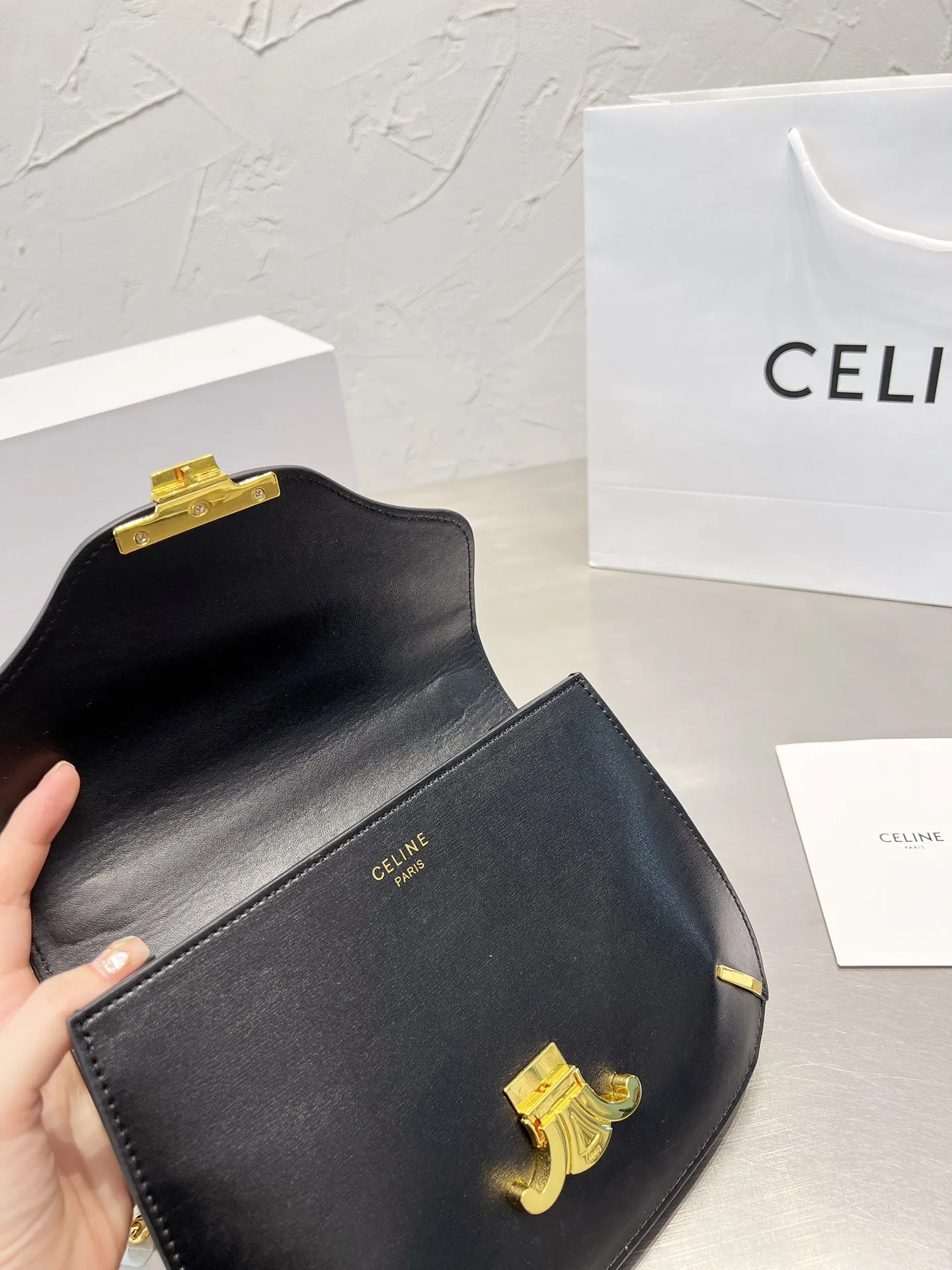 &yen;150折叠盒 Celine22夏季新品！又又又是凯旋门链条包！ 正式地为大家介绍它的名字：凯旋门Besace 链条包（或者腋下包）！新成员真的太美了！还是一如既往地采用亮泽小牛皮配以经典凯旋门logo和热度超高的金属链条黑金真的是永远的好搭档！百搭时尚就不再重复了包体没有什么厚度 但是非常有深度！除了手机钱包钥匙外再放气垫粉饼湿巾都没问题哦！24*18cm