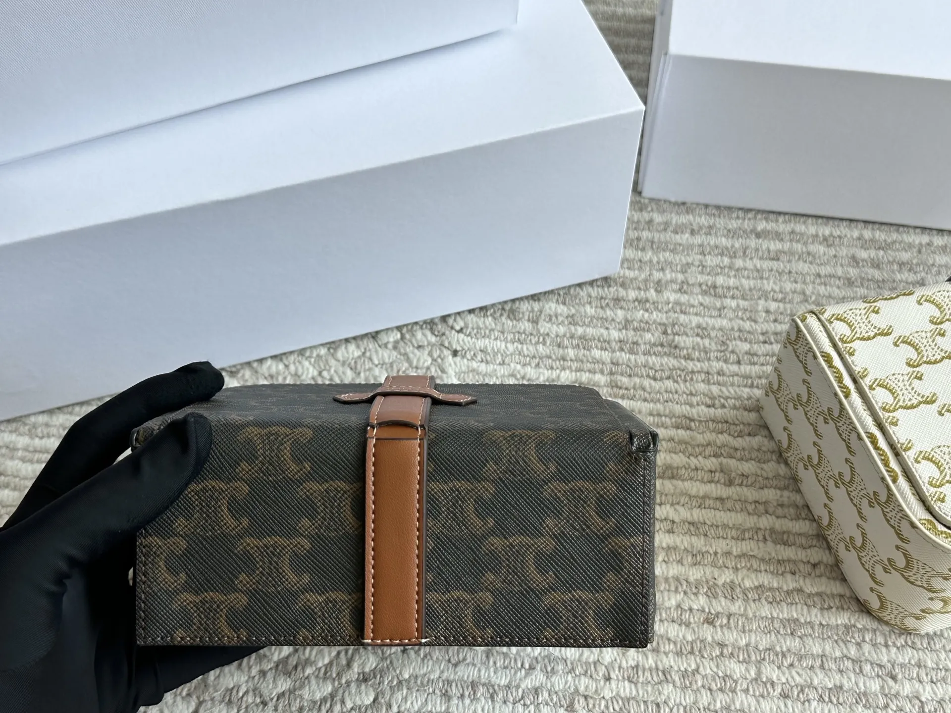 💰 330 配盒 celine的实用单品!老花首饰盒 收纳能力超级强戒指耳钉 手镯项链都有可以放的区域首饰很多也能一目了然的找到想带的款 材质我也很喜欢不是很容易积灰外面随便擦 尺寸 16 12cm