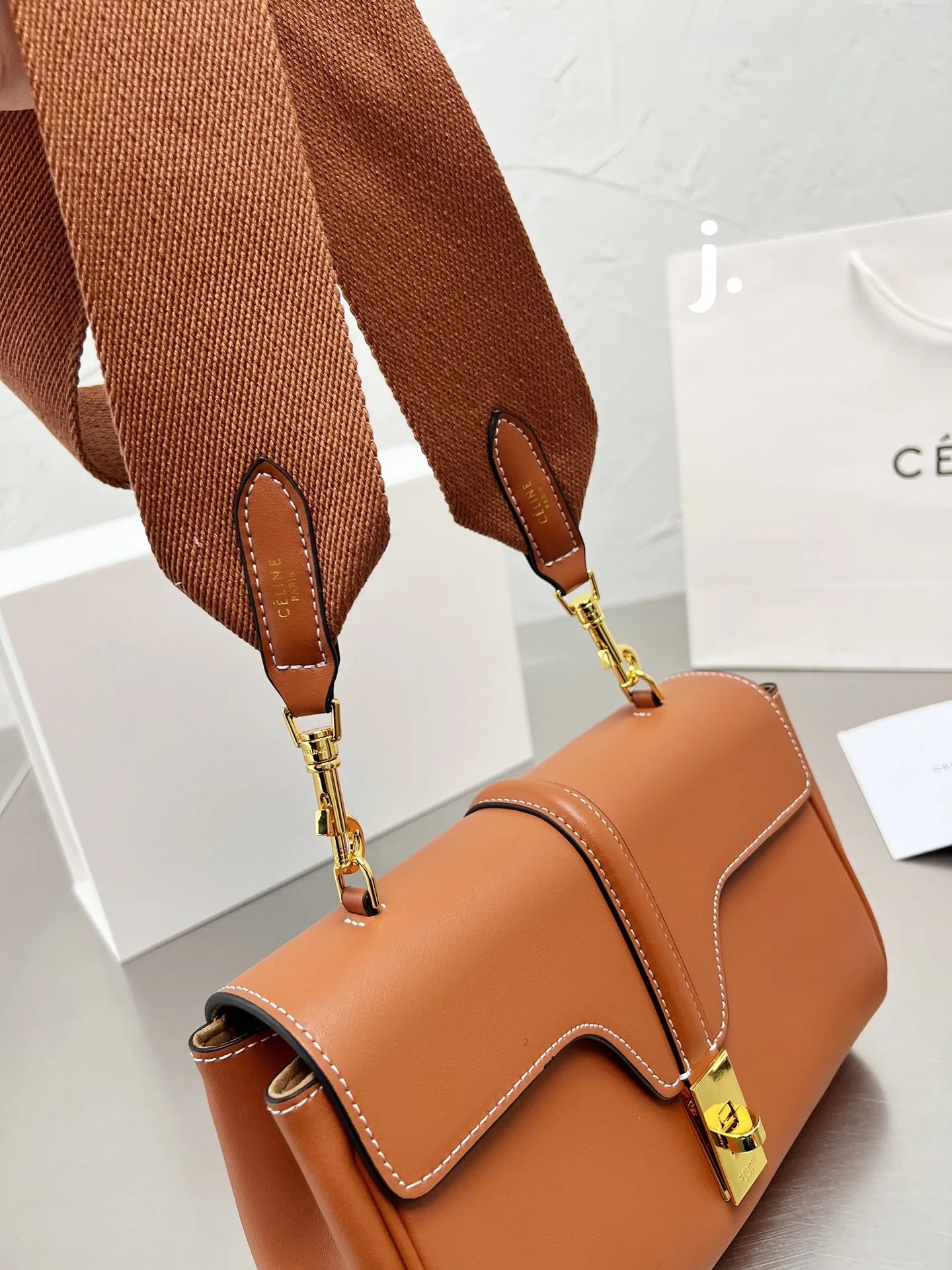 p165 Celine ｜soft 16-小号 CELINE斜挎和单肩都很好看有腔调！搭配任何衣服都非常百搭，四季可用，让你可甜可盐，今年的Celine 风潮风靡全世界，拥有这只一定让你成为全场最有话题的时髦精 尺寸 24 14 配折叠盒