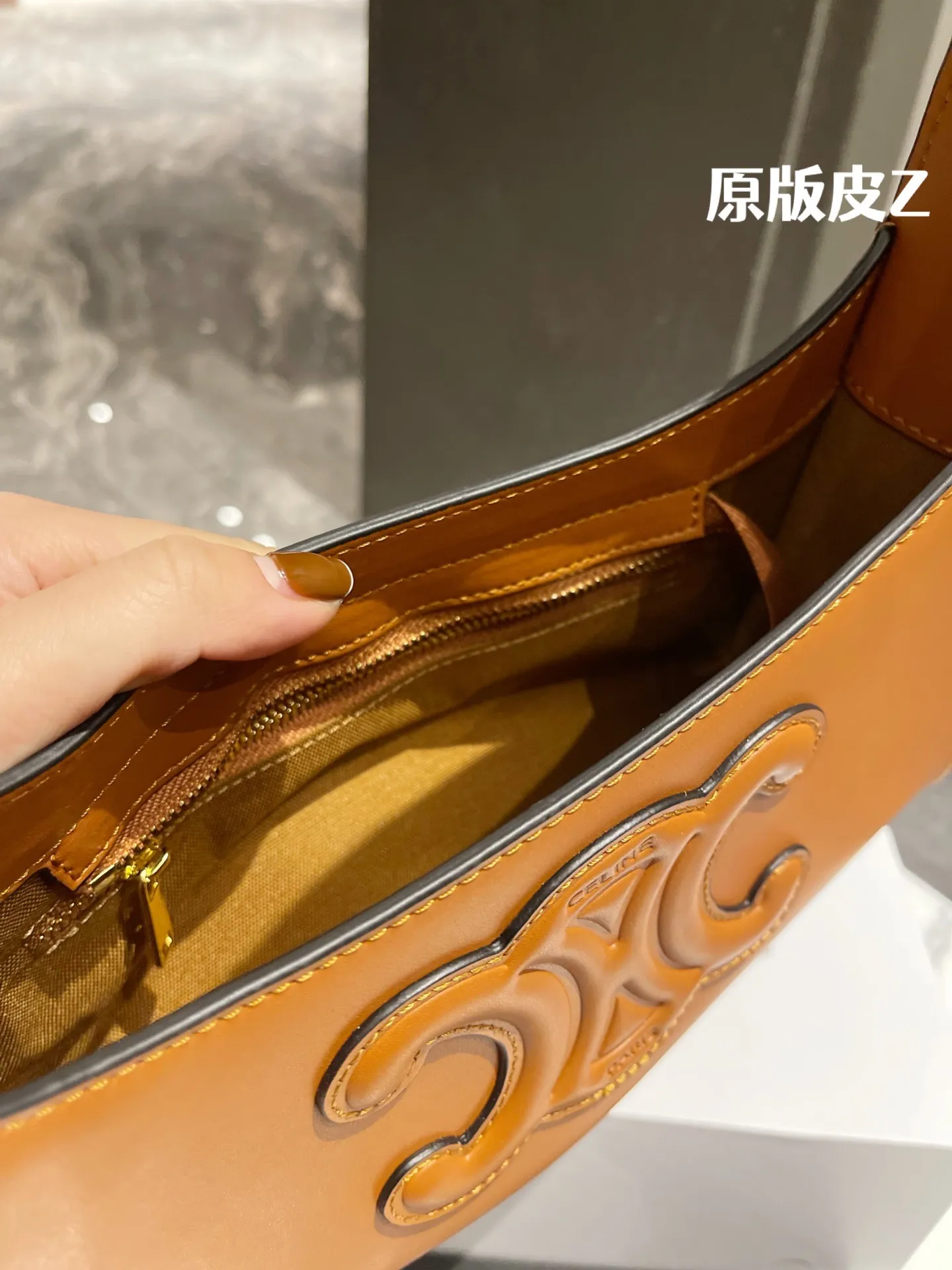 原版头层皮 P165 |Celine 牛皮 腋下包 box皮 CELINE|2022王炸凯旋门腋下包 CELINE2022的王炸包包-凯旋门腋下包,太适合夏天 了,掐指一算又是这一季的断货爆款!一身黑色系搭配这 个黑金凯旋门也毫不逊色,抛光小牛皮的光泽感,会有 Bling Bling的反光点 ◆太喜欢 CELINE这一季的单品了,简直 就是贝拉本拉!这个小包包真的是可盐可甜!暗黑风,辣 妹风的小姐姐也可尝试 夏天穿一个Zaa小背心配上这个包包出门!就很无敌尺寸21 11cm 配折叠礼盒