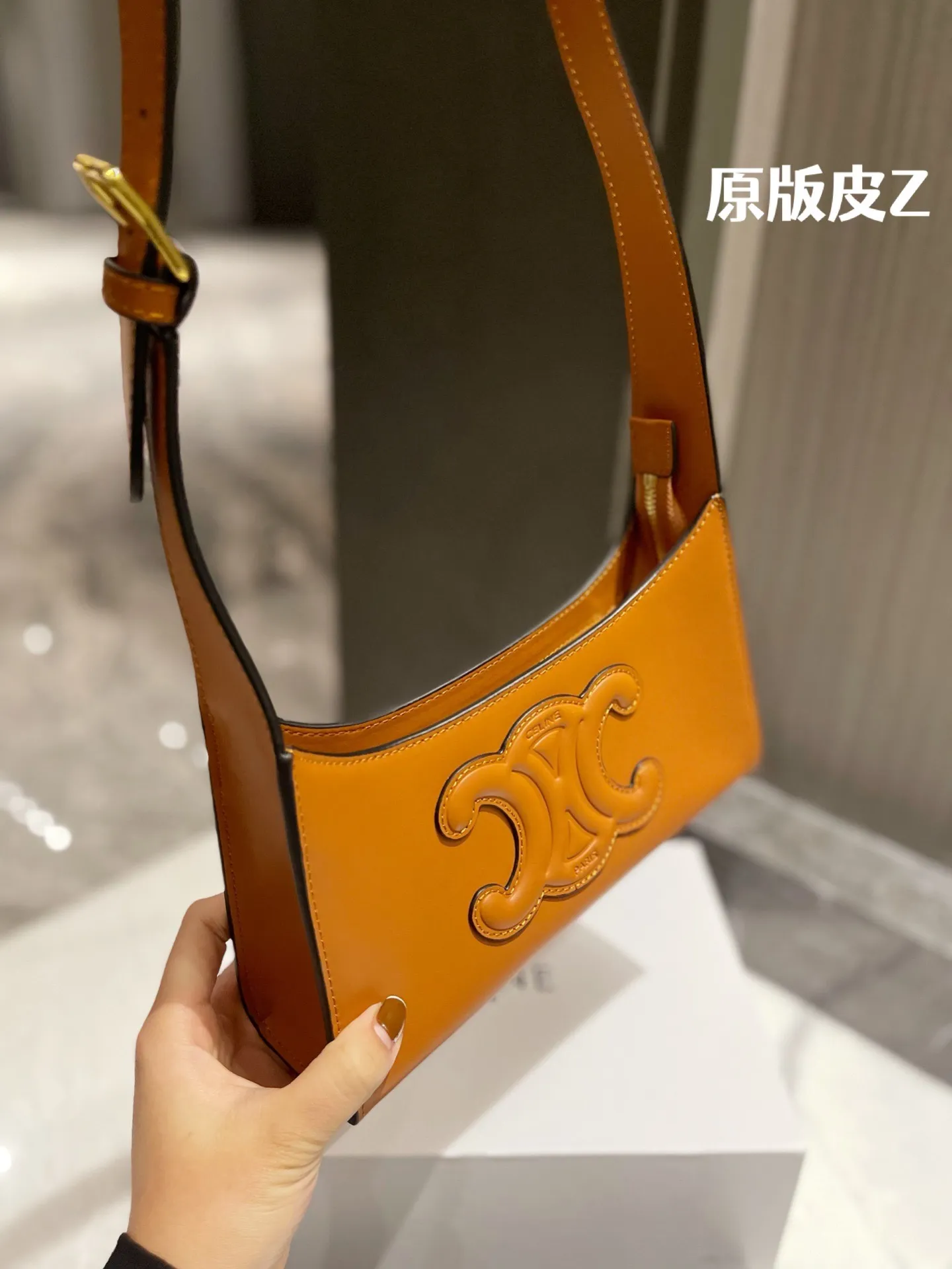 原版头层皮 P165 |Celine 牛皮 腋下包 box皮 CELINE|2022王炸凯旋门腋下包 CELINE2022的王炸包包-凯旋门腋下包,太适合夏天 了,掐指一算又是这一季的断货爆款!一身黑色系搭配这 个黑金凯旋门也毫不逊色,抛光小牛皮的光泽感,会有 Bling Bling的反光点 ◆太喜欢 CELINE这一季的单品了,简直 就是贝拉本拉!这个小包包真的是可盐可甜!暗黑风,辣 妹风的小姐姐也可尝试 夏天穿一个Zaa小背心配上这个包包出门!就很无敌尺寸21 11cm 配折叠礼盒