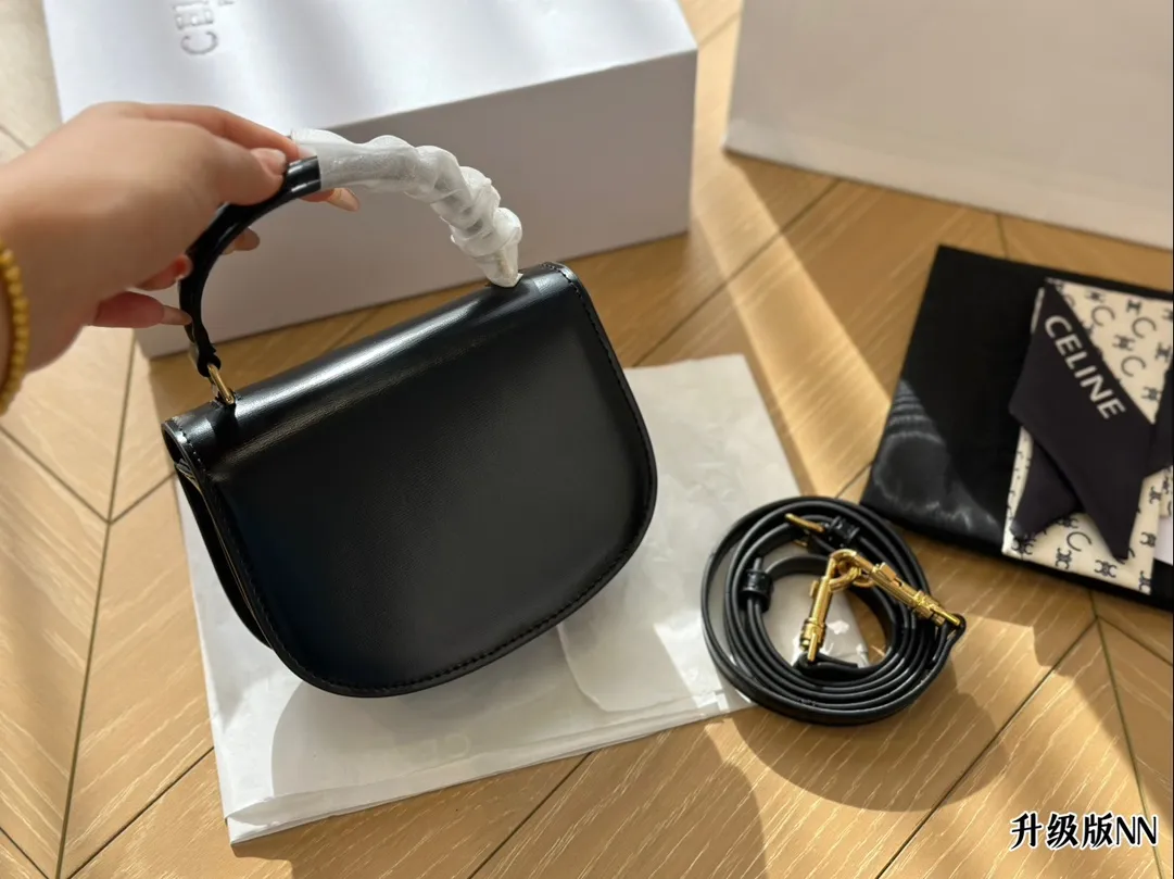 &yen;180配盒 LISA同款可爱手提小包一枚！ CELINE BESACE TRIOMPHE太太太太可爱啦！可盐可甜！虽然放不下手机但是可以装下你的其他东西鸭！尺寸15*12