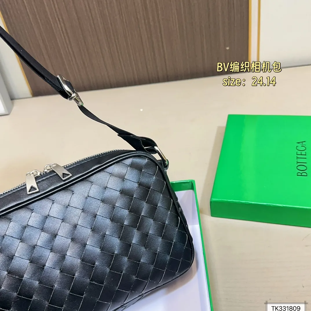 💰125(配盒) 尺寸24×14 BV 新款Veneta编织相机包斜挎包 简约别致,高级时髦不张扬! 不管斜挎、单肩都是满满的造型感~ 实物皮质很软却饱满有型~ 简约大气,超级有范 男女同款
