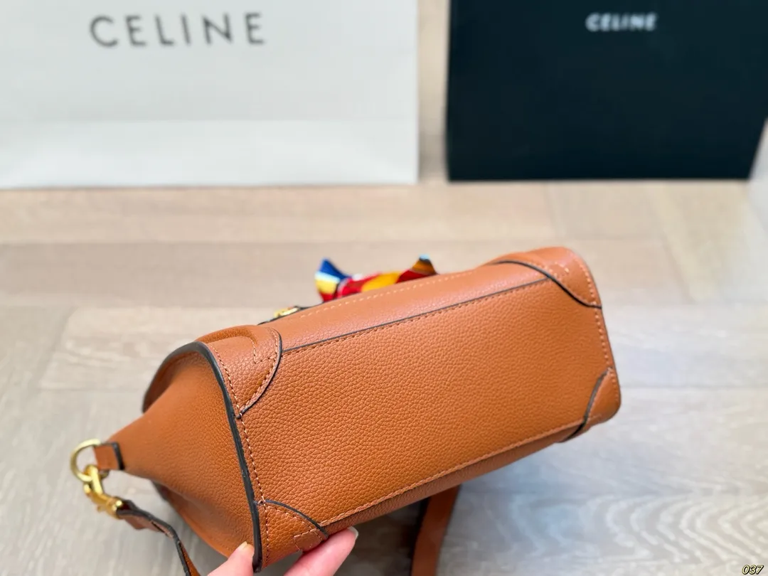 ¥190 作为造型独特、极具辨识度的包包, Celine赛琳—笑脸包 无疑凭借其囧脸造型赢得众多关注。 Celine凭借这款笑脸包冲出欧洲,一跃成为一时最火的品牌。尺寸小号20 20