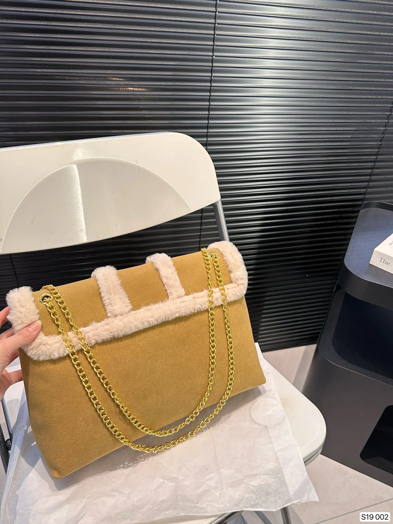 P145 赛琳秋冬限定|毛茸茸的celine链条包 celine这次的新品我很满意这只毛茸茸的托特真的很可爱,在秋叶飘零的时候背上有多应景了秋冬氛围感直接拿捏!尺寸:32 23 货号002