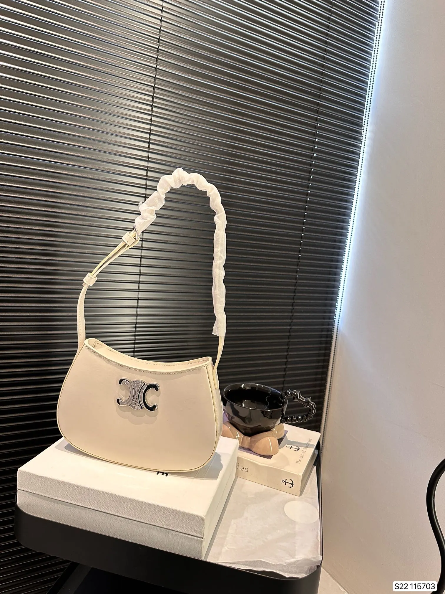 P160 配盒子 赛琳腋下包 腋下包中的小可爱 它的出镜率会很高滴 高级感超强！尺寸：22 13 货号115703