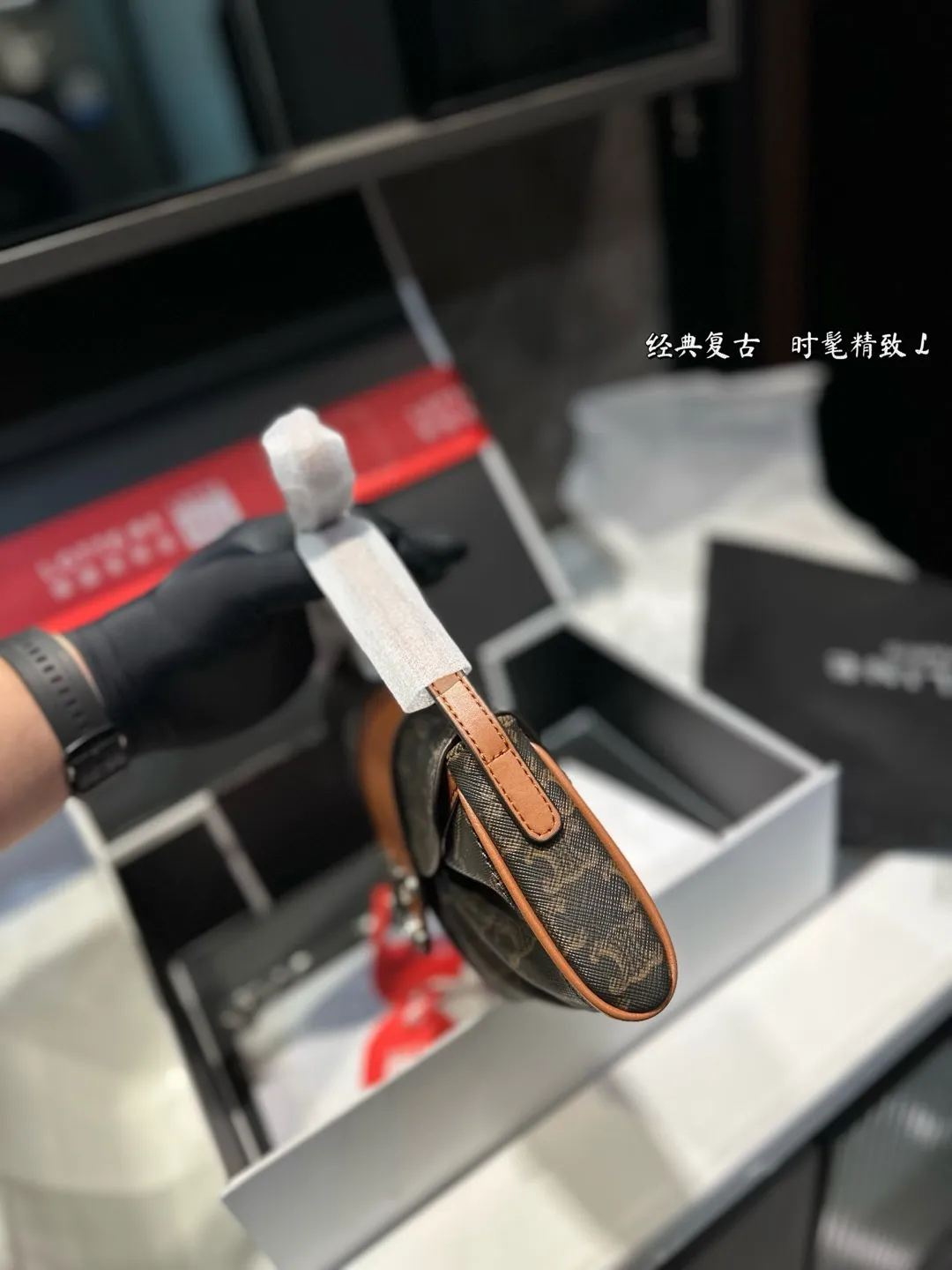 ❤️P145（礼盒包装）❤️ 赛琳 凯旋门腋下包 时髦拿捏住啦 不显老气好好搭啊 而旦貌美气质加成好高的呀~ 爱死了这份从容优雅⚠️尺寸27.11