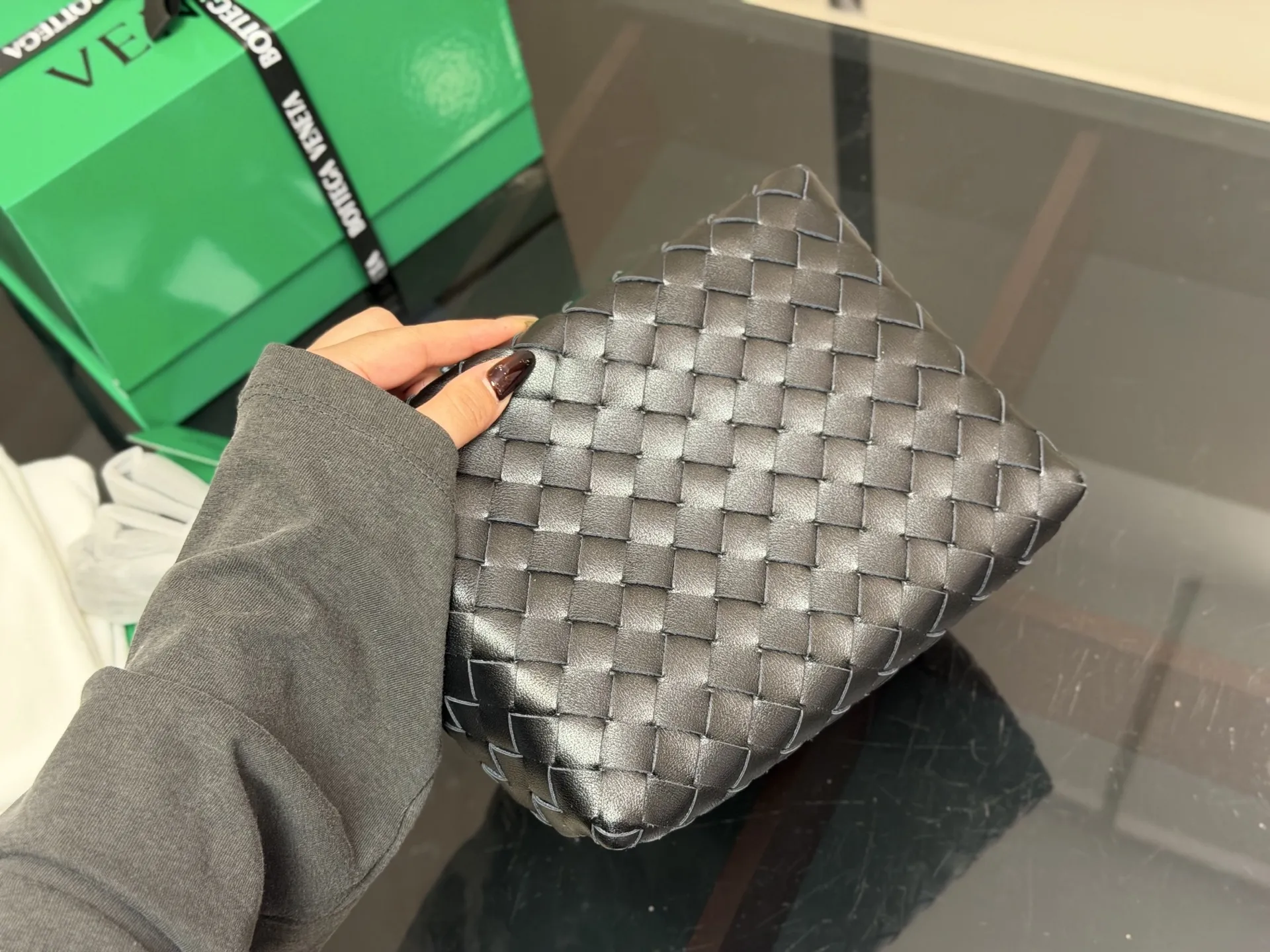 ¥240 配盒(升级版) size:21*16cm bv 编织购物袋 它是这一季中性价比➕实用性最棒的一只包包! 容量非常OK