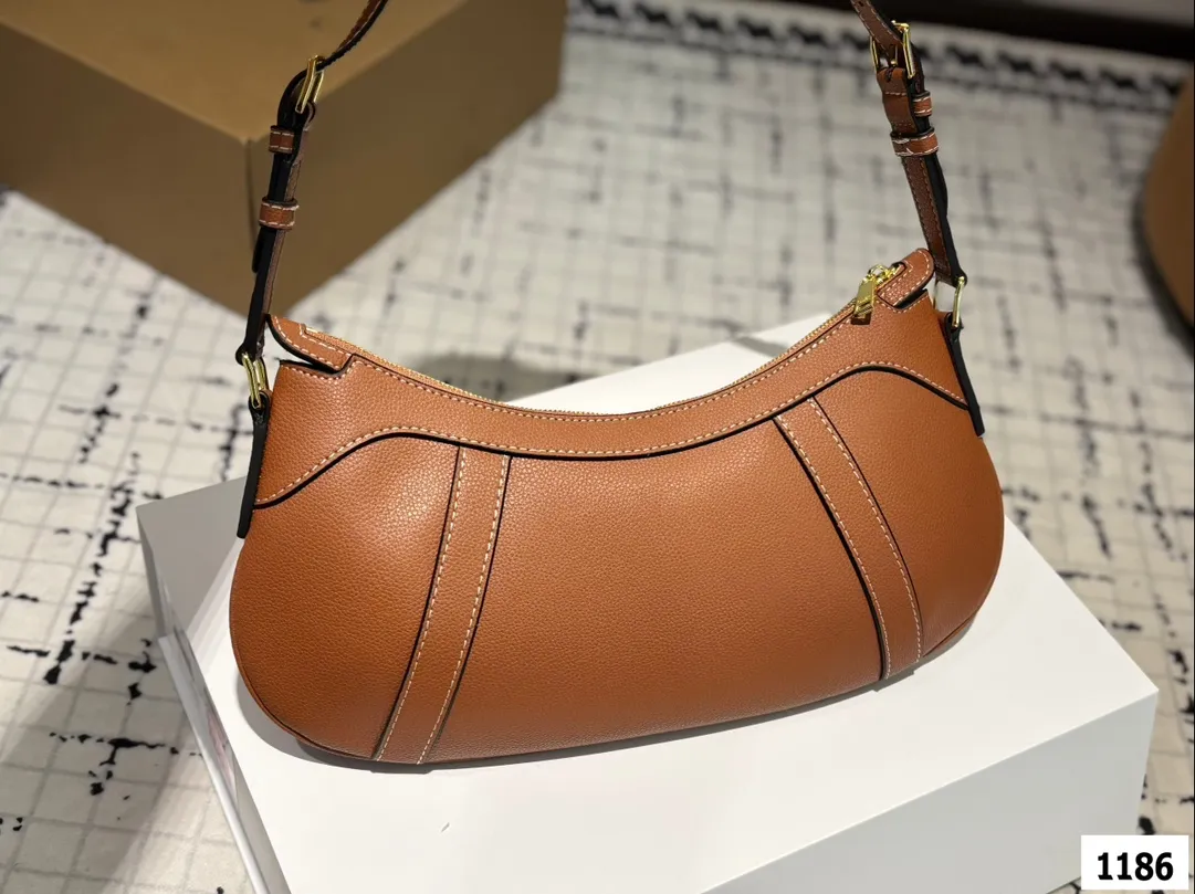 P160 配折叠盒子 赛琳CELINE Hobo腋下包 质感很高级 容量超级大也很耐用 日常出街背它回头率百分百 就是这种随性慵懒感 尺寸：34.16