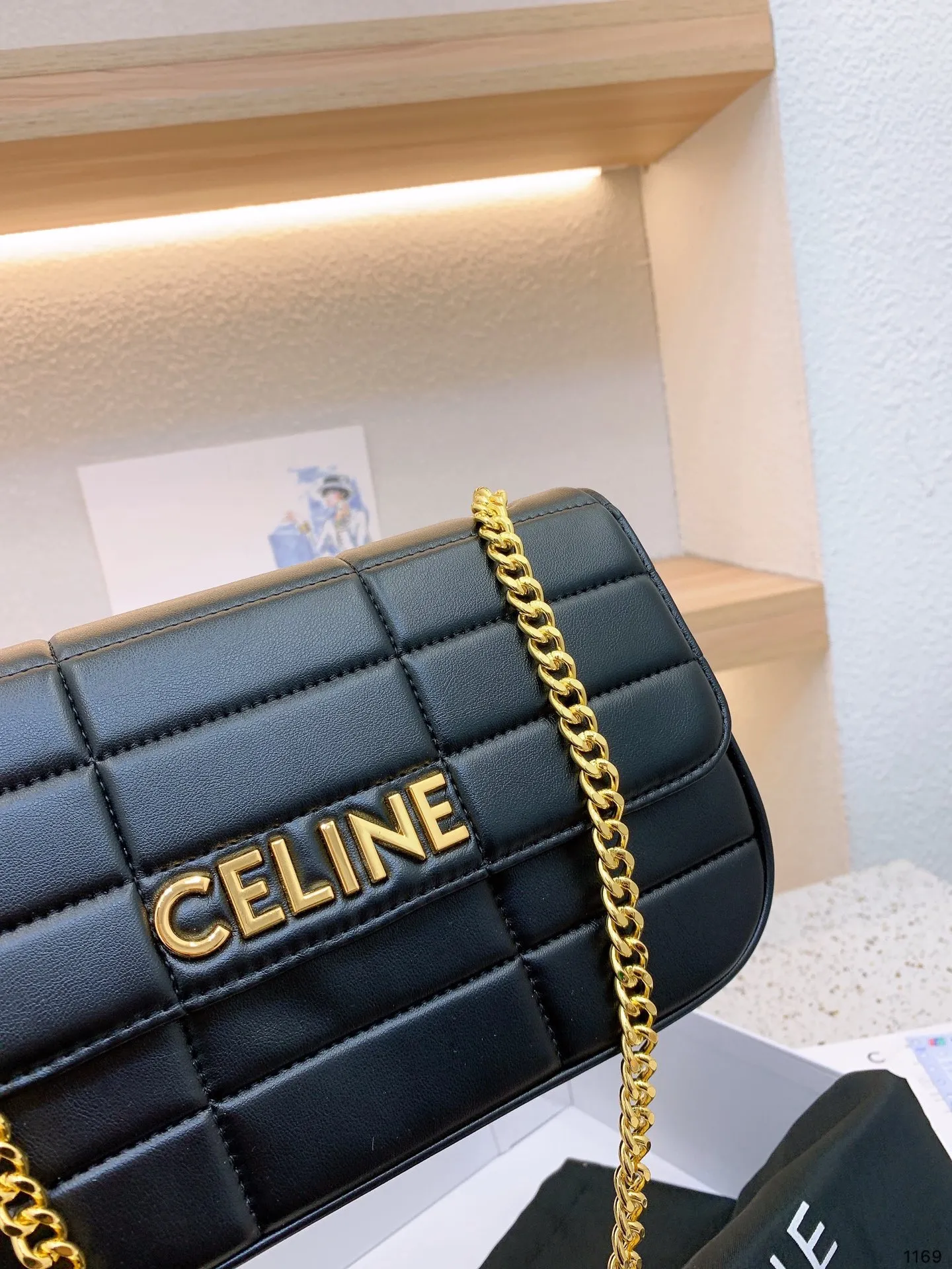 P140 Celine新款腋下包百搭休闲爱惨了~ CELINE这几天入的Celine包包们，不得不说这款白色腋下包也太好看了吧~简简单单的白色配logo字母真的非常任意门和什么衣服都好配不管深色还是淡色秋冬还是春夏搭配起来都是毫无违和感的 除了好搭配容量也是非常大之前用过老花腋下的宝宝应该.都知道钱包手机都是妥妥塞的下还松动有余动27 16cm 配礼盒