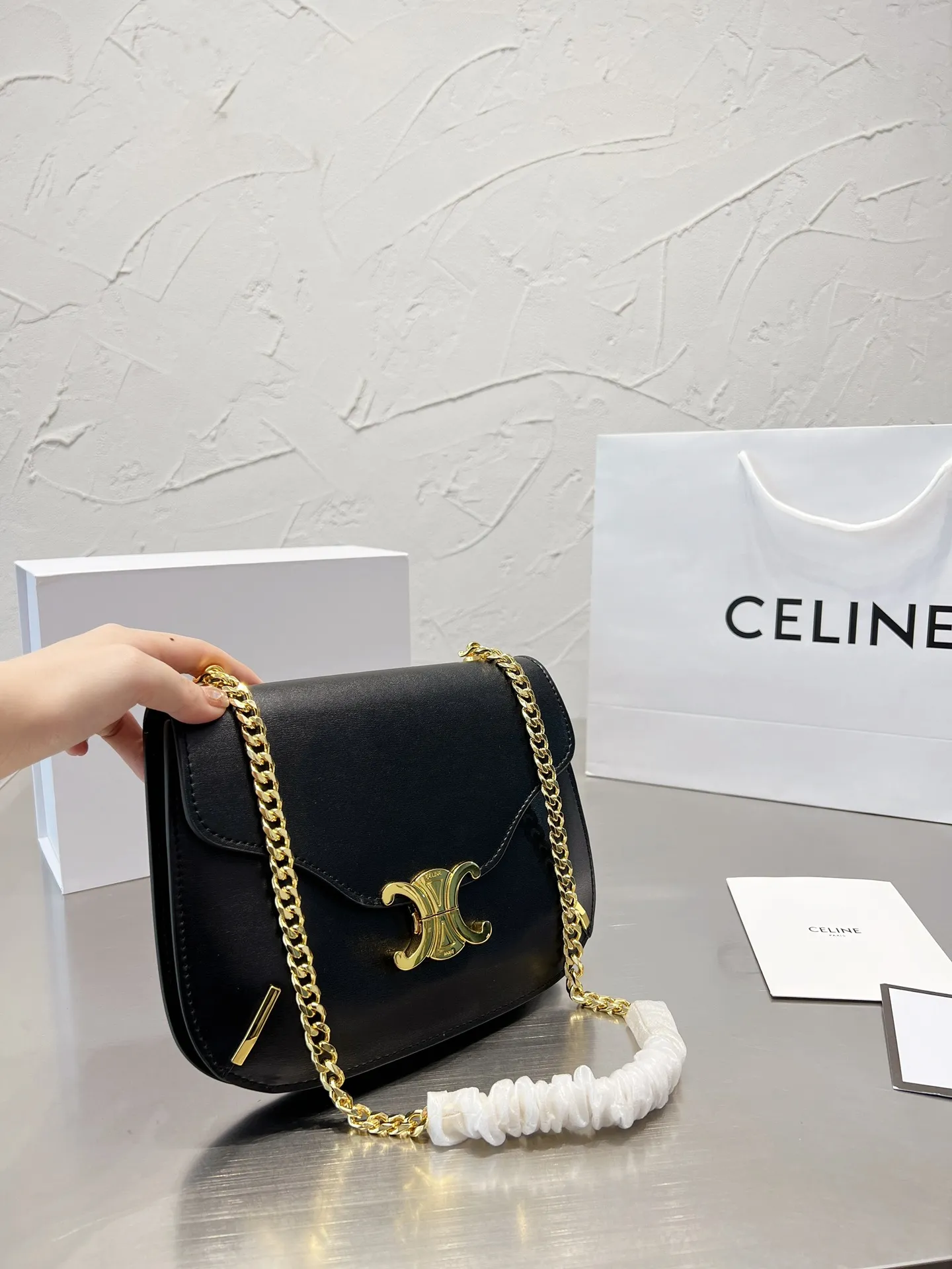 ¥150折叠盒 Celine22夏季新品!又又又是凯旋门链条包! 正式地为大家介绍它的名字:凯旋门Besace 链条包(或者腋下包)!新成员真的太美了!还是一如既往地采用亮泽小牛皮配以经典凯旋门logo和热度超高的金属链条黑金真的是永远的好搭档!百搭时尚就不再重复了包体没有什么厚度 但是非常有深度!除了手机钱包钥匙外再放气垫粉饼湿巾都没问题哦!24*18cm