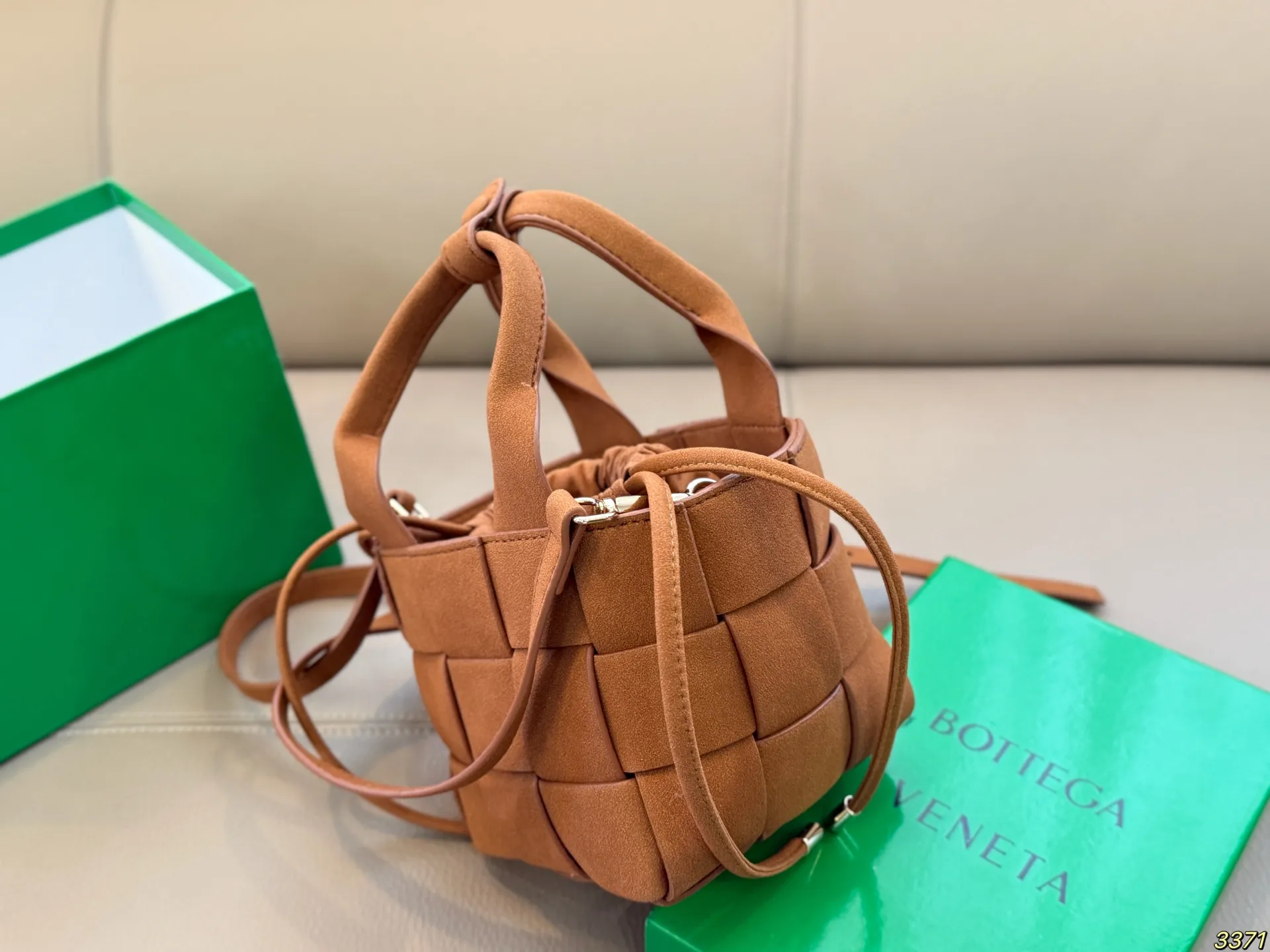 &yen;150配盒 BV编织包菜篮子 超级经典又时髦 意外的百搭 耐看精致 日常出街 集美必入 尺寸：13 13