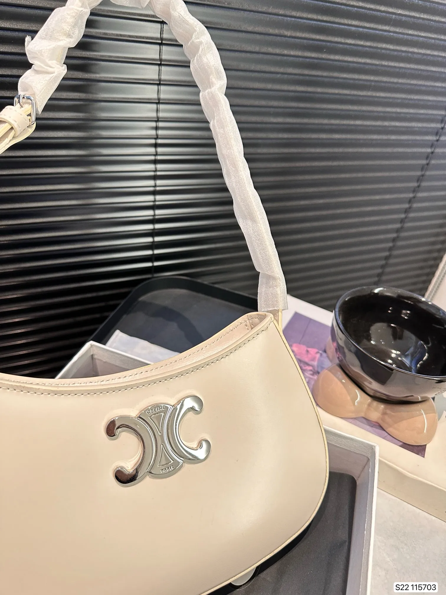 P160 配盒子 赛琳腋下包 腋下包中的小可爱 它的出镜率会很高滴 高级感超强！尺寸：22 13 货号115703