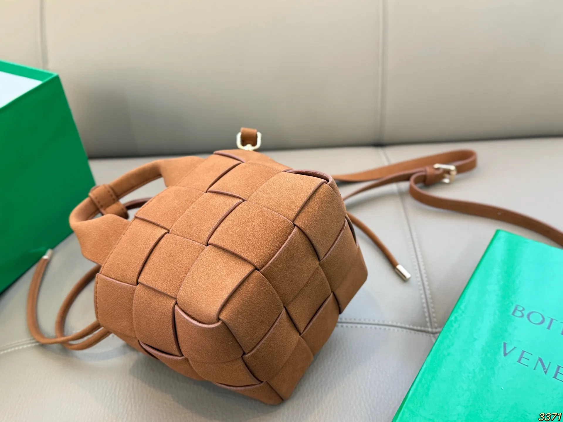 ¥150配盒 BV编织包菜篮子 超级经典又时髦 意外的百搭 耐看精致 日常出街 集美必入 尺寸:13 13