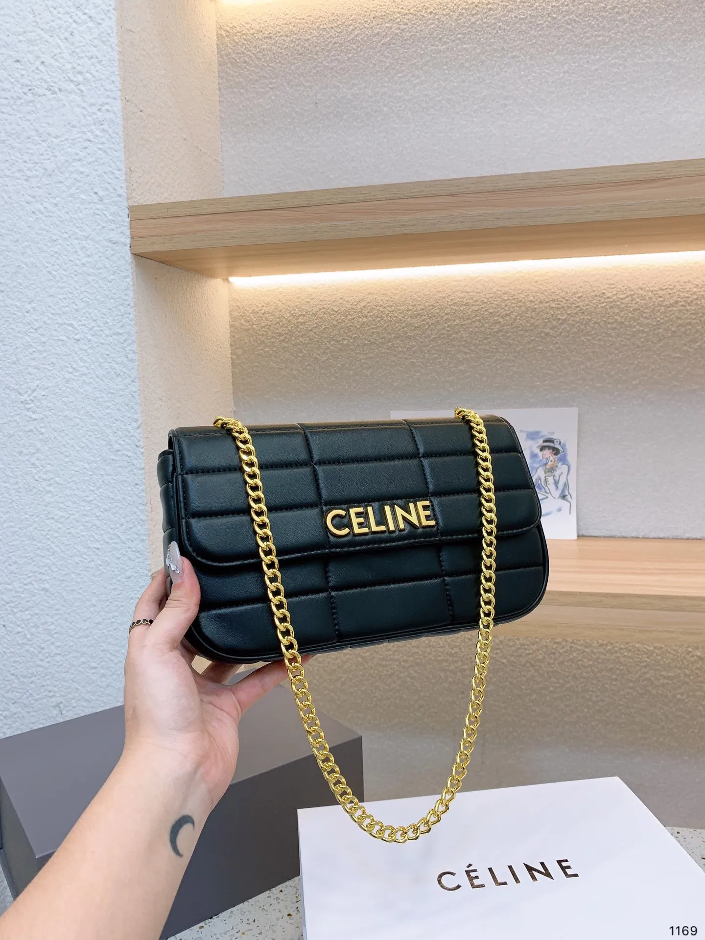 P140 Celine新款腋下包百搭休闲爱惨了~ CELINE这几天入的Celine包包们，不得不说这款白色腋下包也太好看了吧~简简单单的白色配logo字母真的非常任意门和什么衣服都好配不管深色还是淡色秋冬还是春夏搭配起来都是毫无违和感的 除了好搭配容量也是非常大之前用过老花腋下的宝宝应该.都知道钱包手机都是妥妥塞的下还松动有余动27 16cm 配礼盒