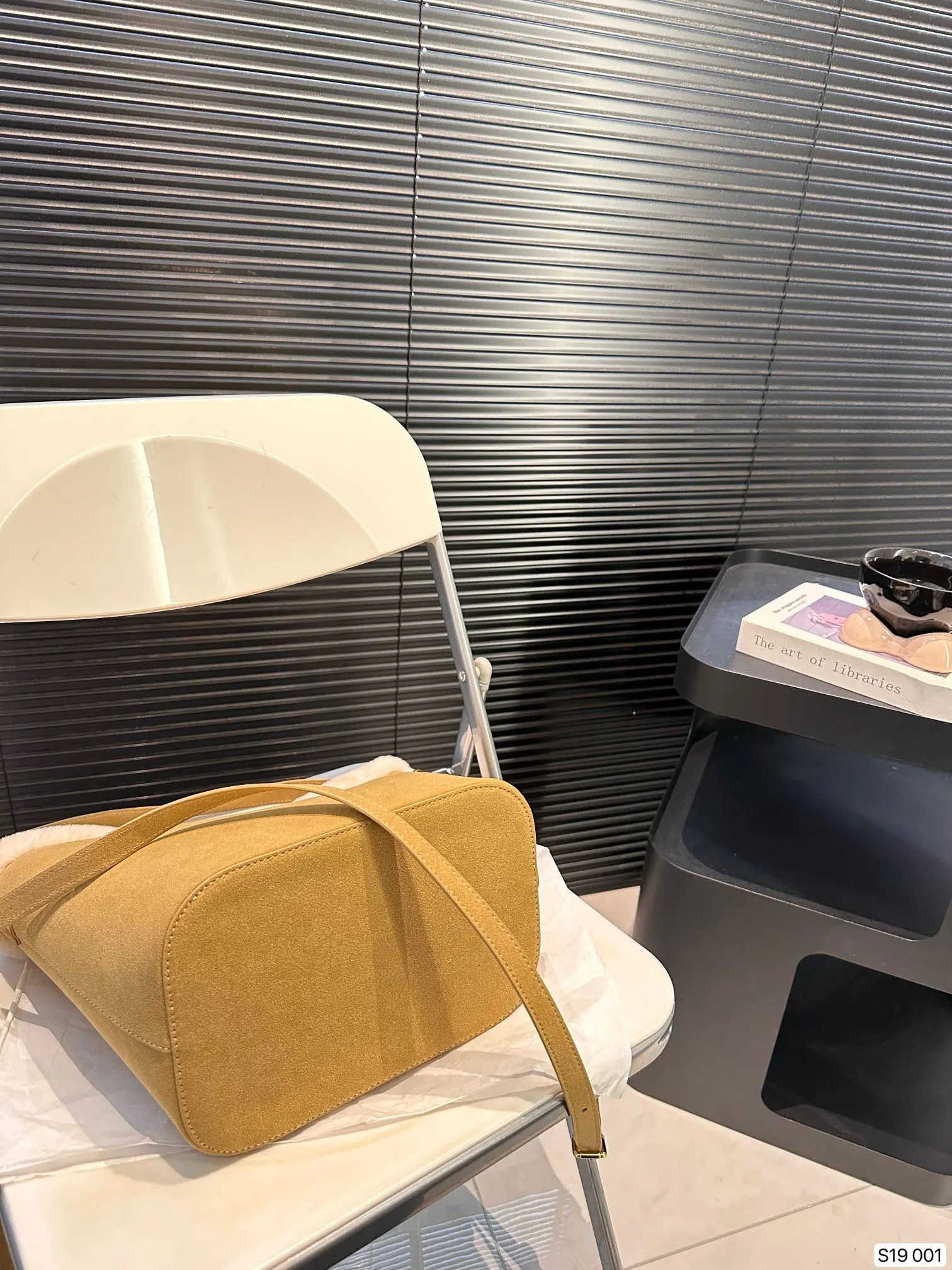 P145 赛琳秋冬限定|毛茸茸的celine水桶包 celine这次的新品我很满意这只毛茸茸的托特真的很可爱,在秋叶飘零的时候背上有多应景了秋冬氛围感直接拿捏!尺寸:24 24 货号001