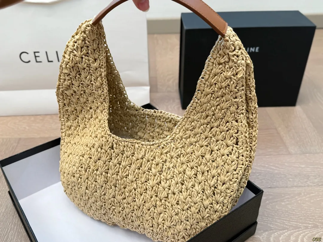 ¥155配盒 Celine赛琳草编腋下包 满满的设计感 复古中透露着优雅 超级高级的配色 实物绝对惊艳到你 尺寸32 18
